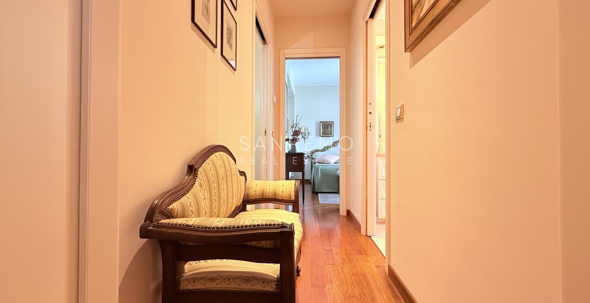Spazioso appartamento con vista mare in pianeggiante ed elegante condominio con portineria
