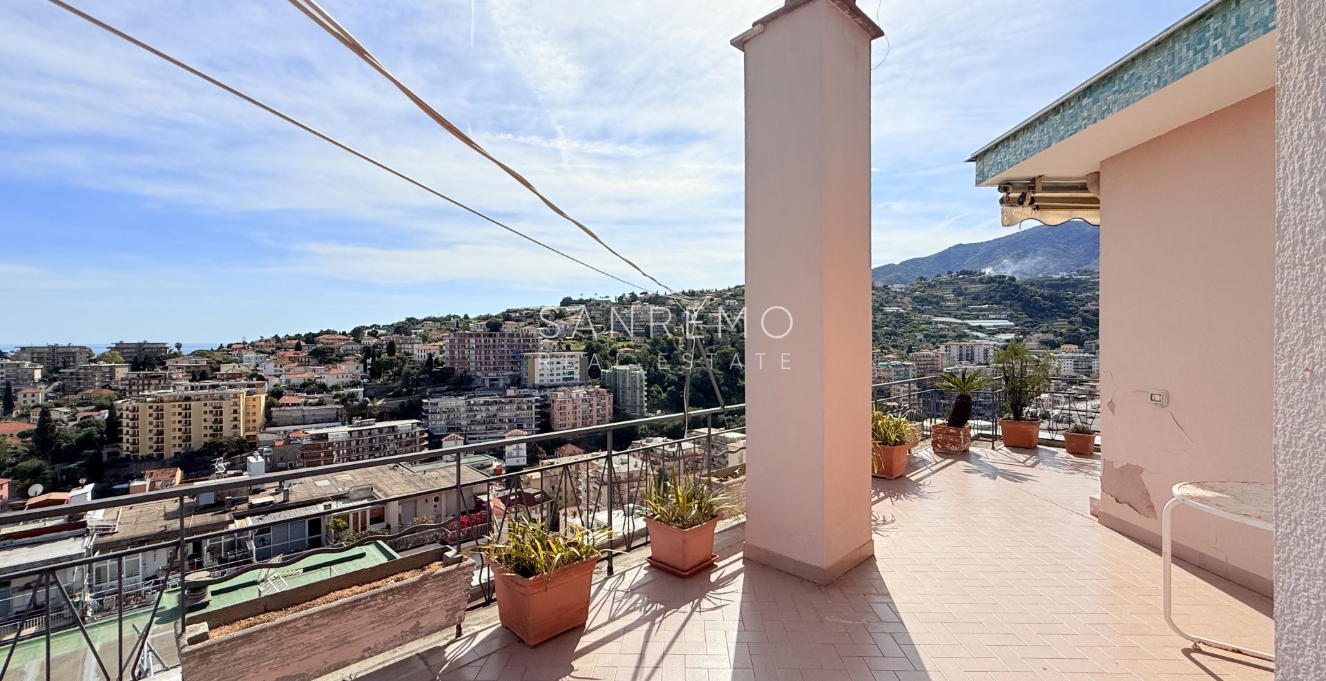Attico con vista panoramica sul mare nel secondo tratto di via Galilei