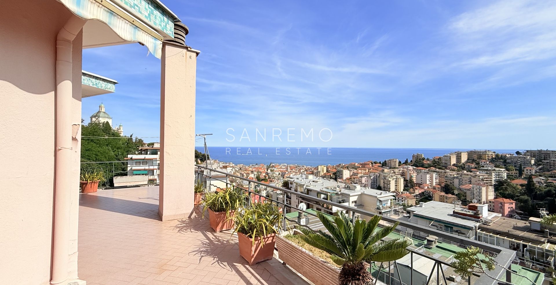Attico con vista panoramica sul mare nel secondo tratto di via Galilei