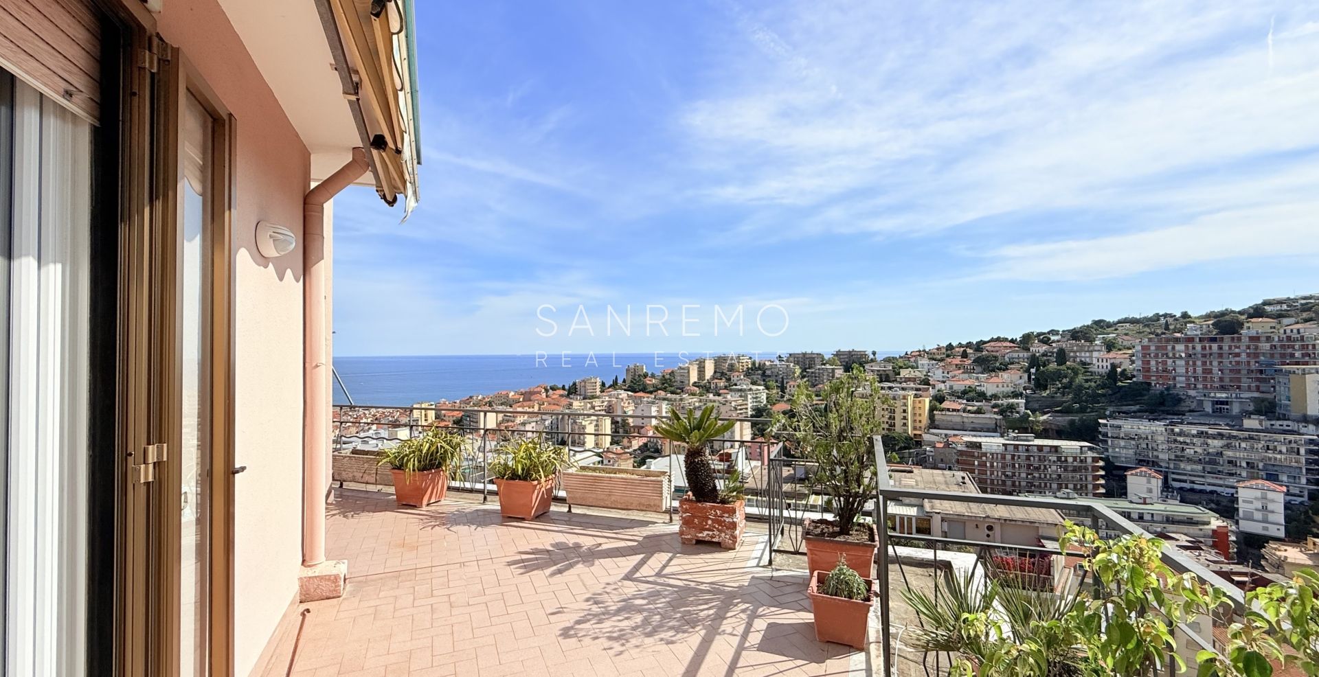 Attico con vista panoramica sul mare nel secondo tratto di via Galilei