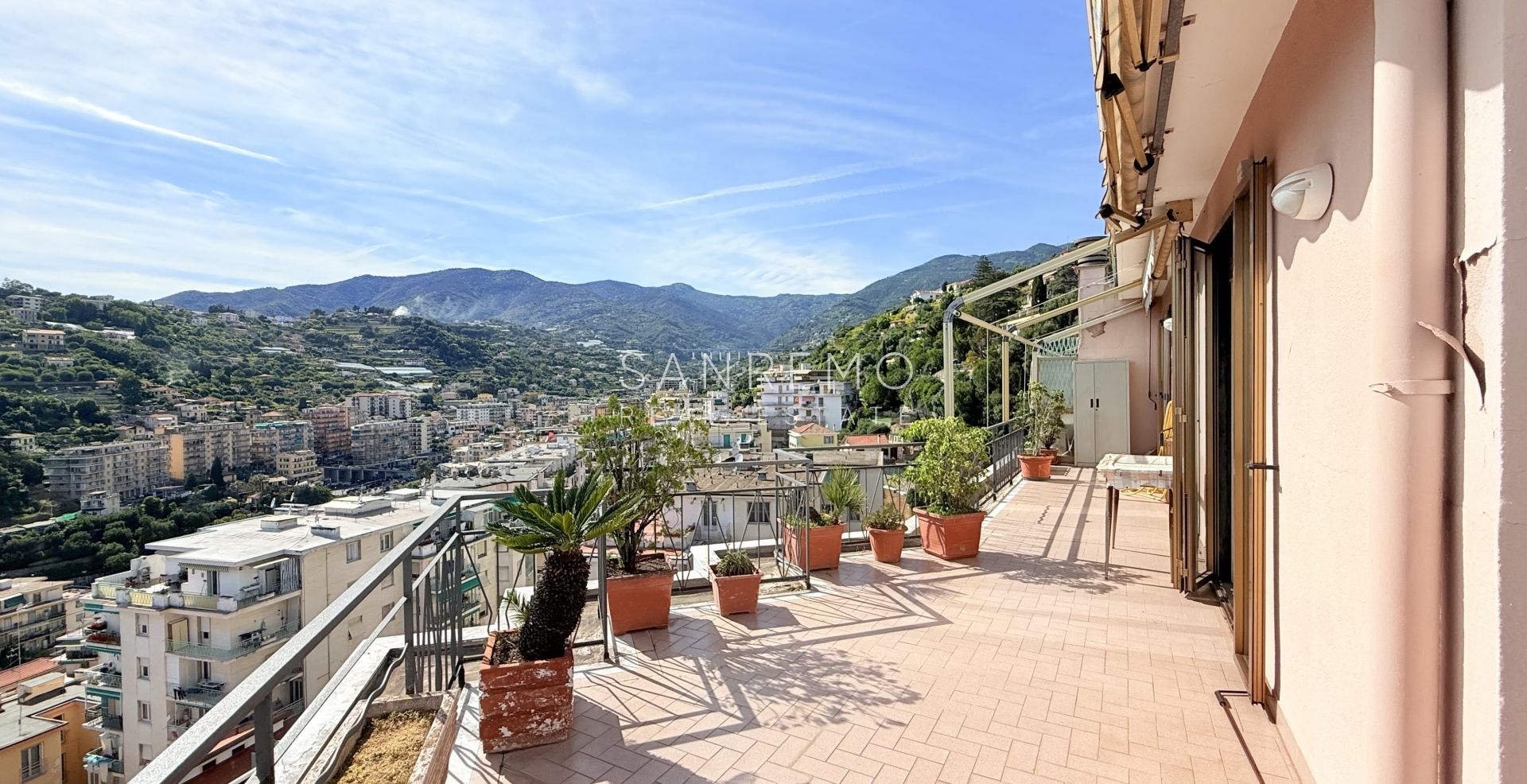 Attico con vista panoramica sul mare nel secondo tratto di via Galilei