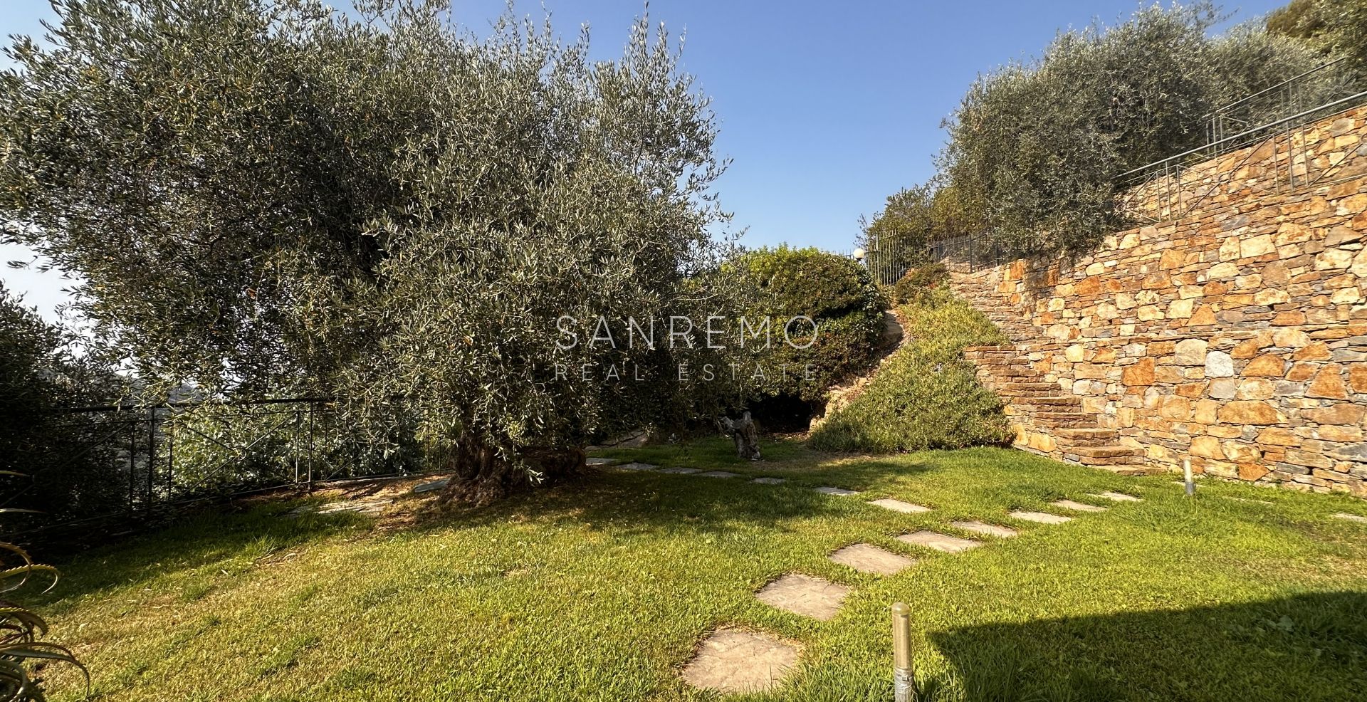 Villa con vista mare sulla prima collina di Bordighera – Eleganza, comfort e panorama mozzafiato