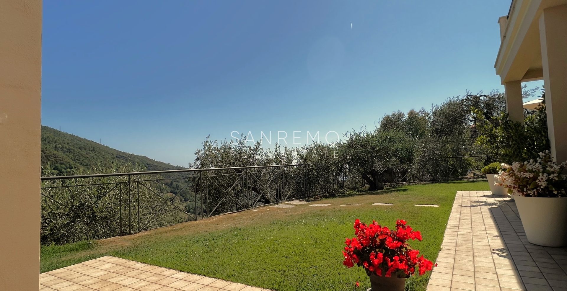 Villa con vista mare sulla prima collina di Bordighera – Eleganza, comfort e panorama mozzafiato