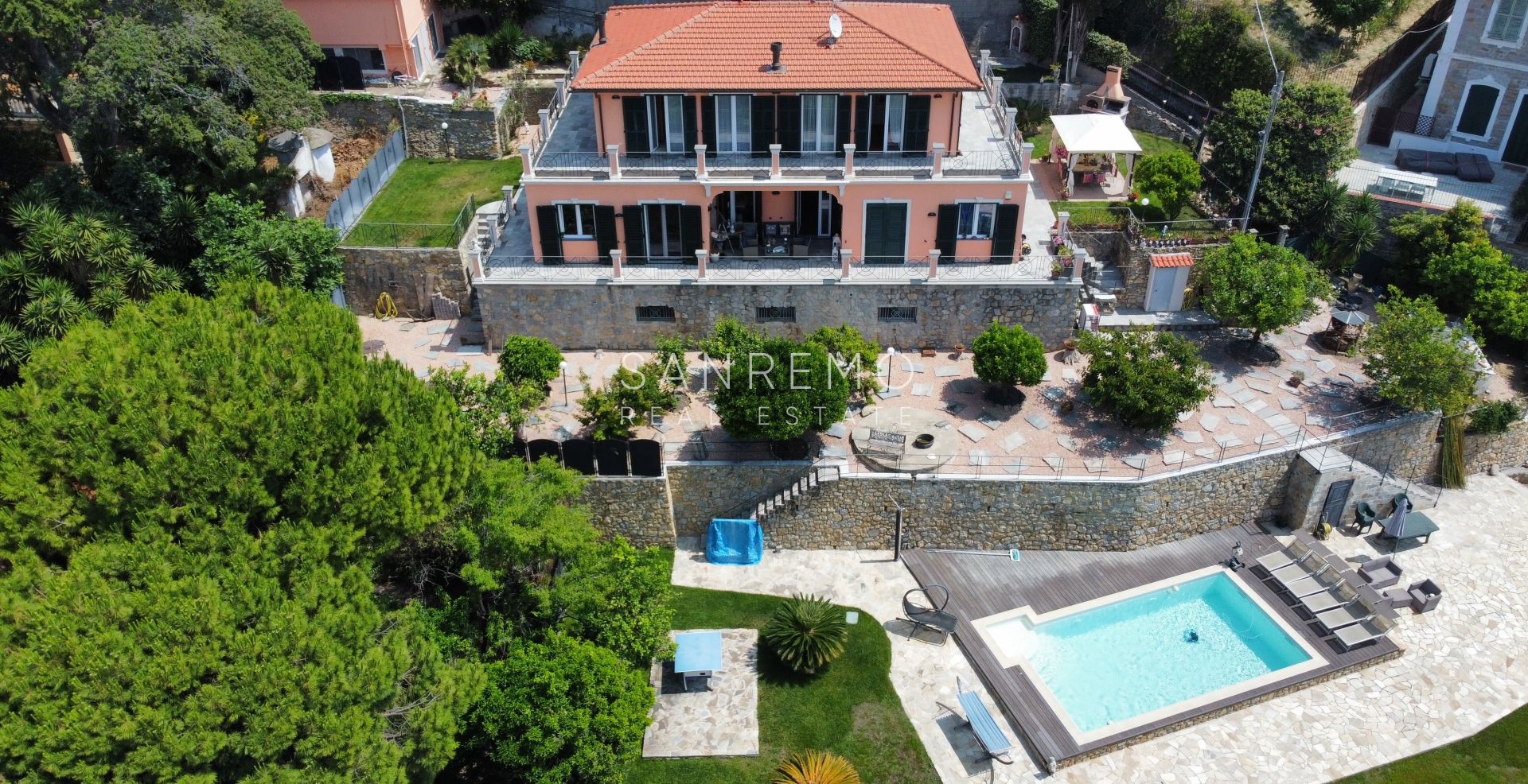 Prestigiosa villa con piscina e vista mare