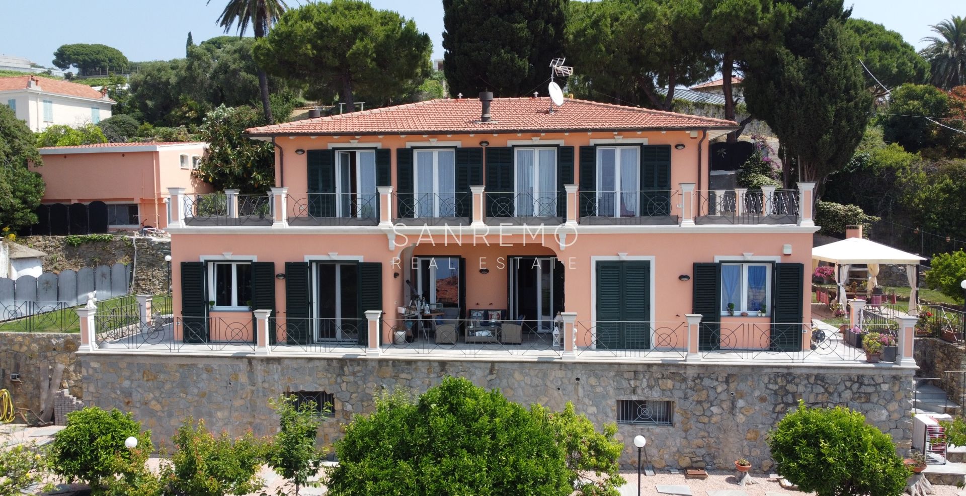 Prestigiosa villa con piscina e vista mare