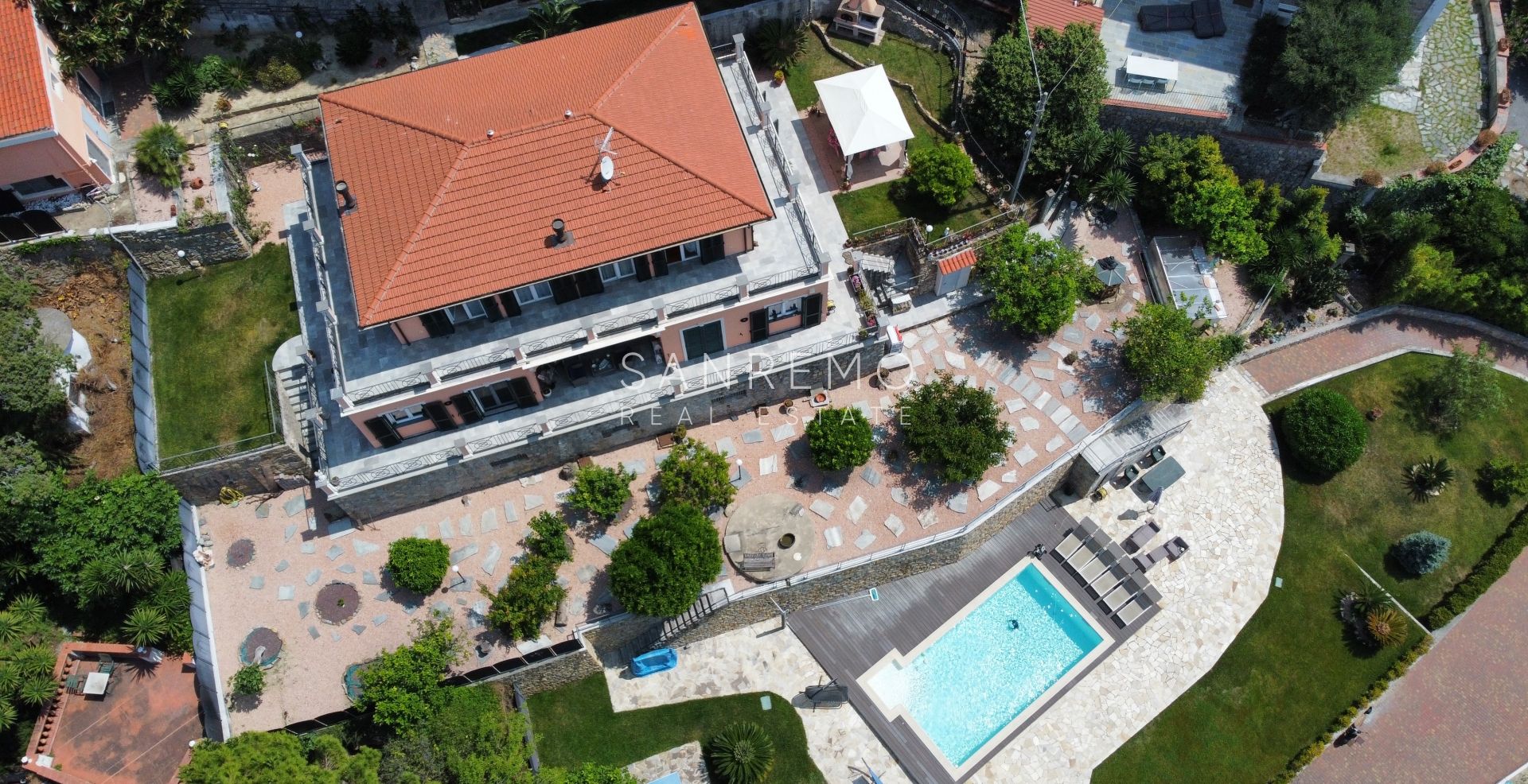 Prestigiosa villa con piscina e vista mare