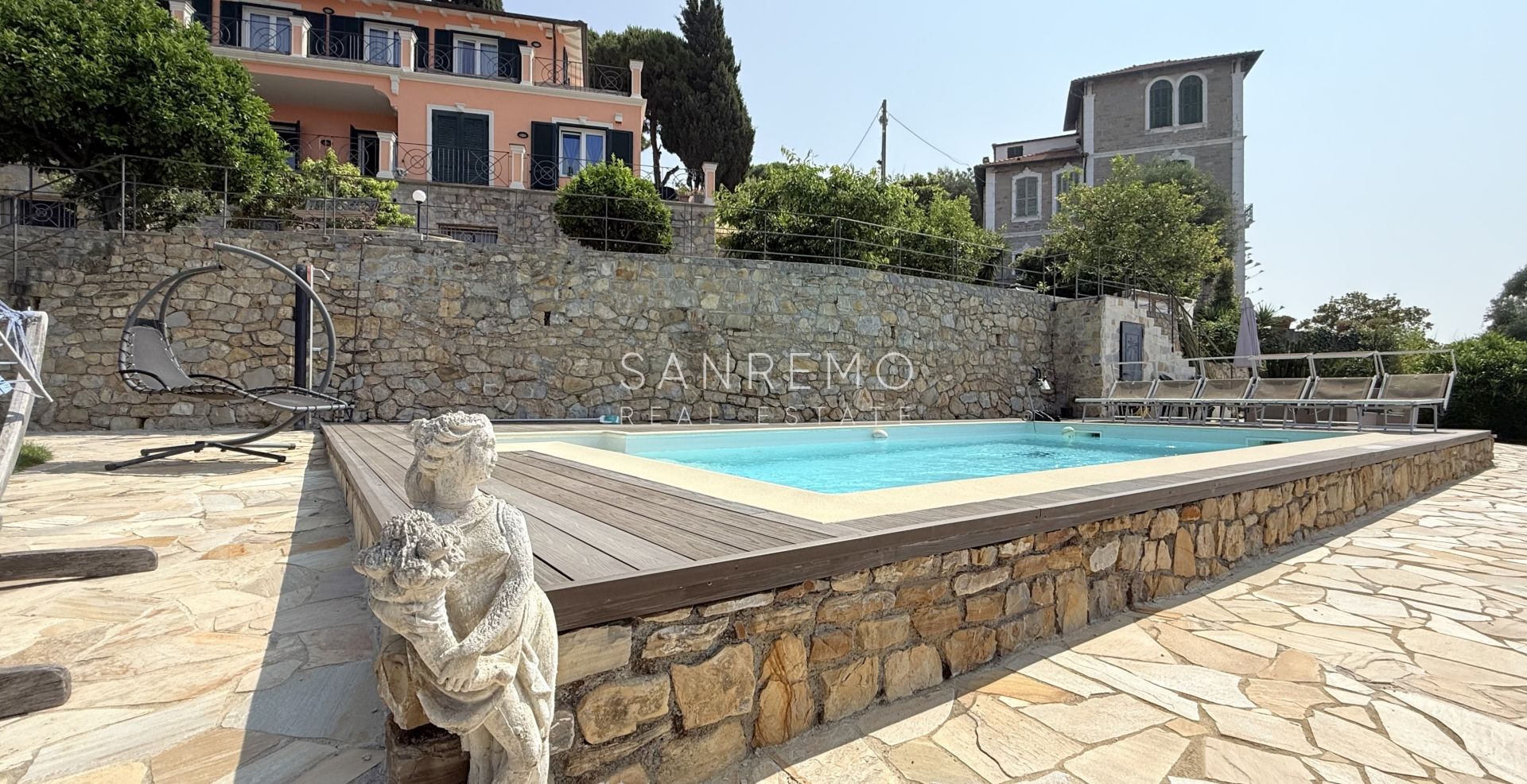 Prestigiosa villa con piscina e vista mare