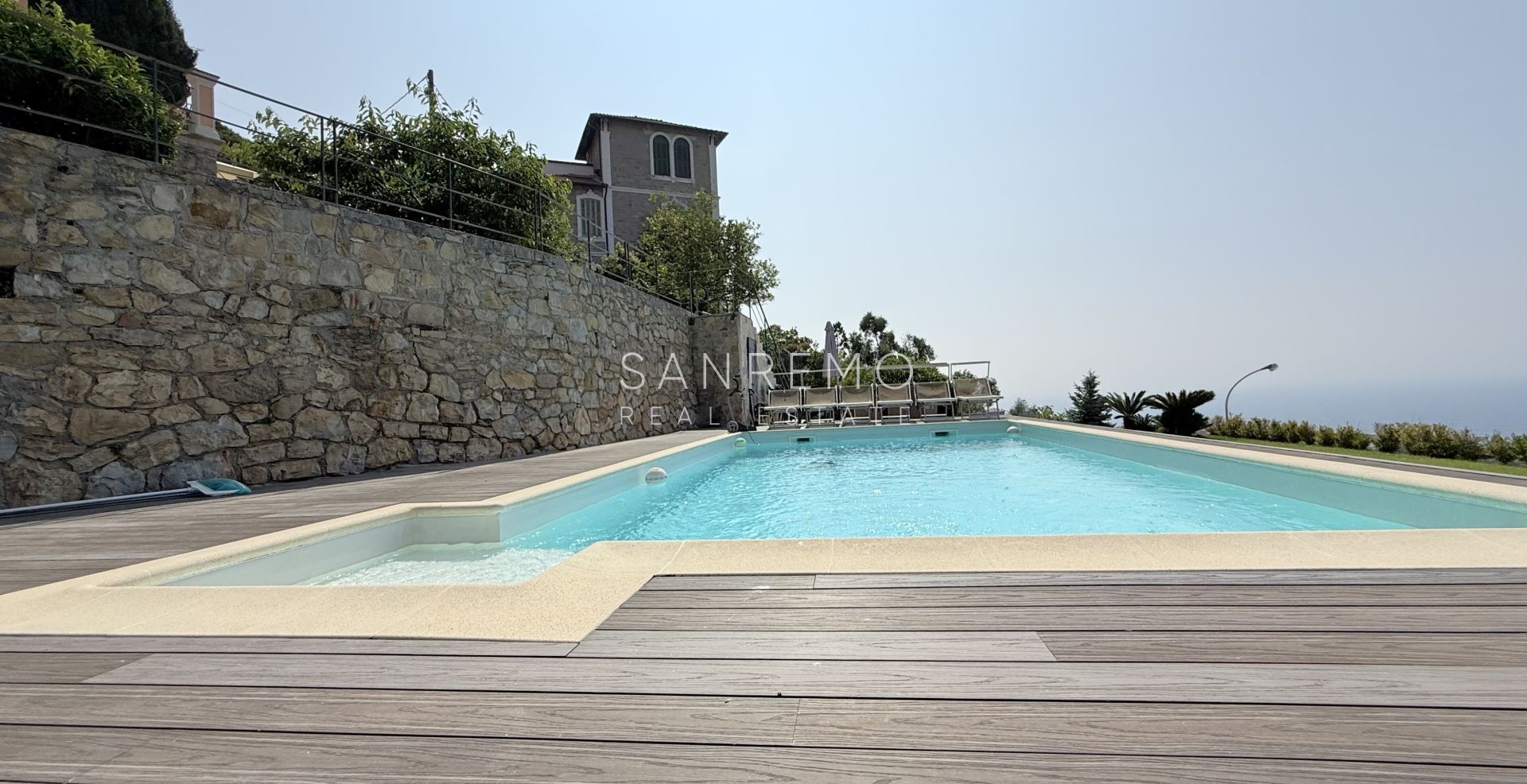Prestigiosa villa con piscina e vista mare