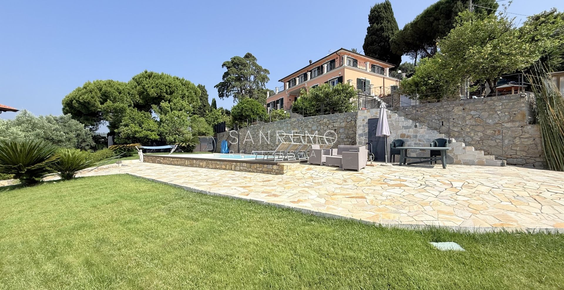 Prestigiosa villa con piscina e vista mare
