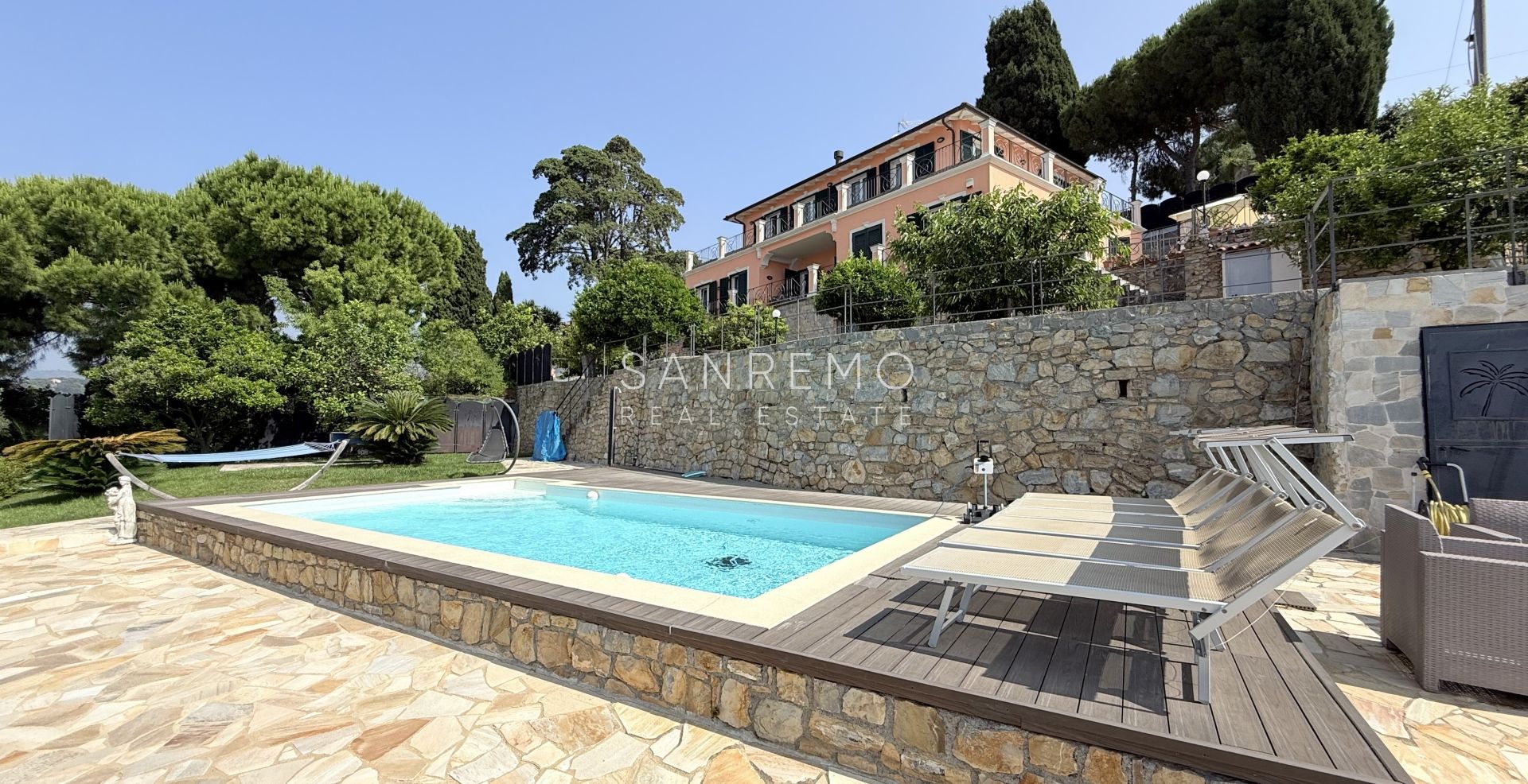 Prestigiosa villa con piscina e vista mare
