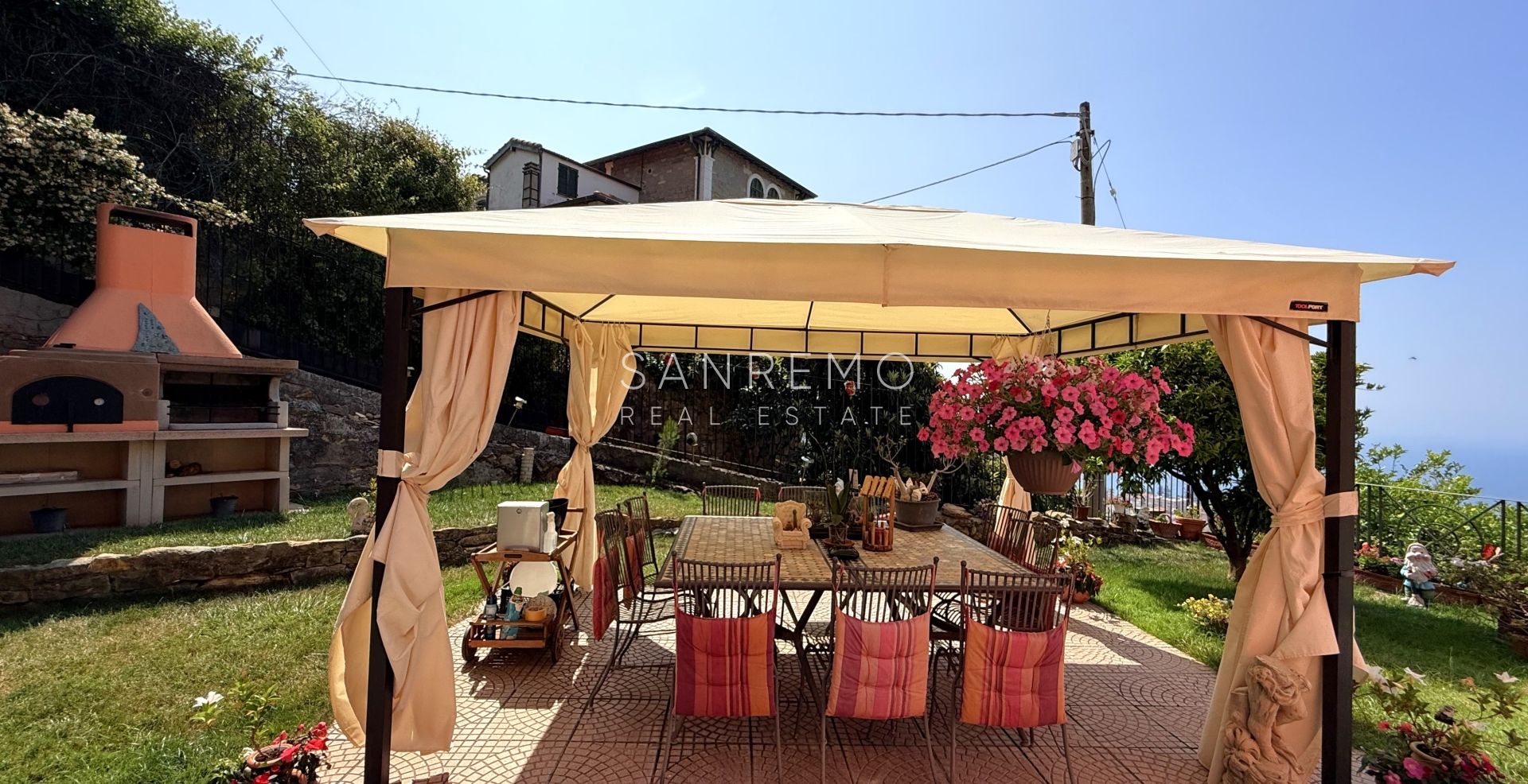 Prestigiosa villa con piscina e vista mare