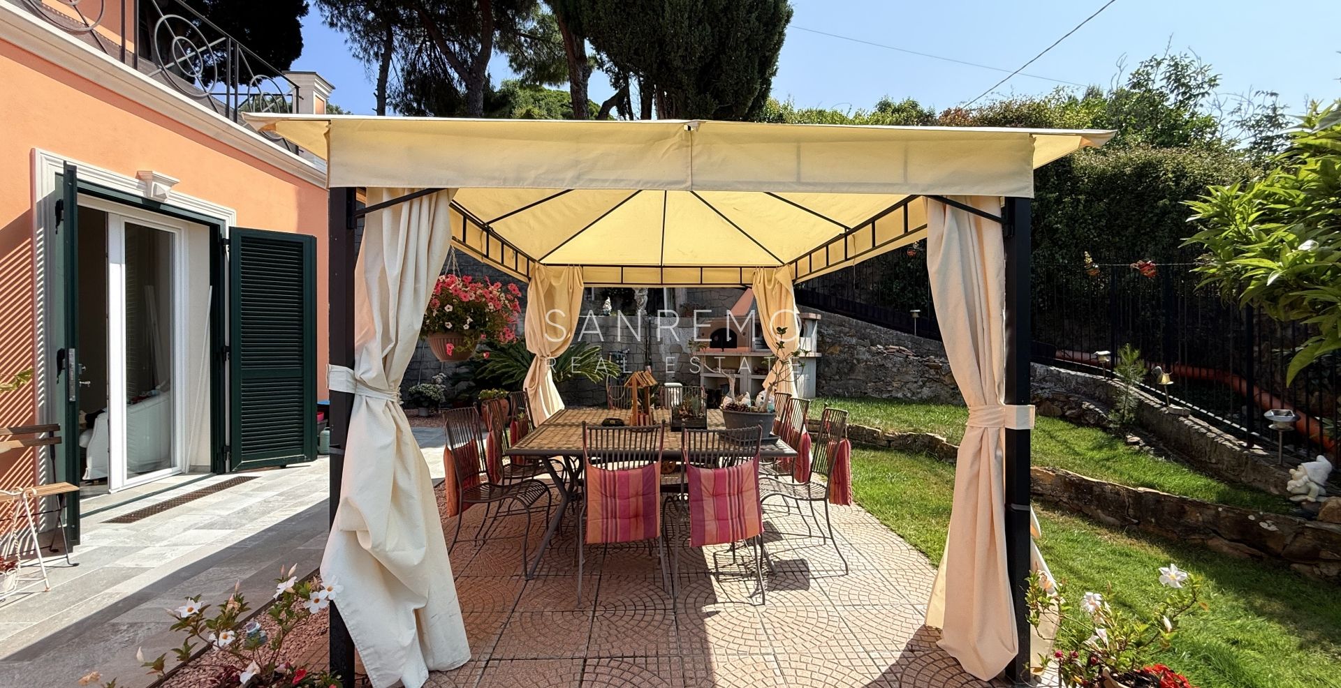 Prestigiosa villa con piscina e vista mare