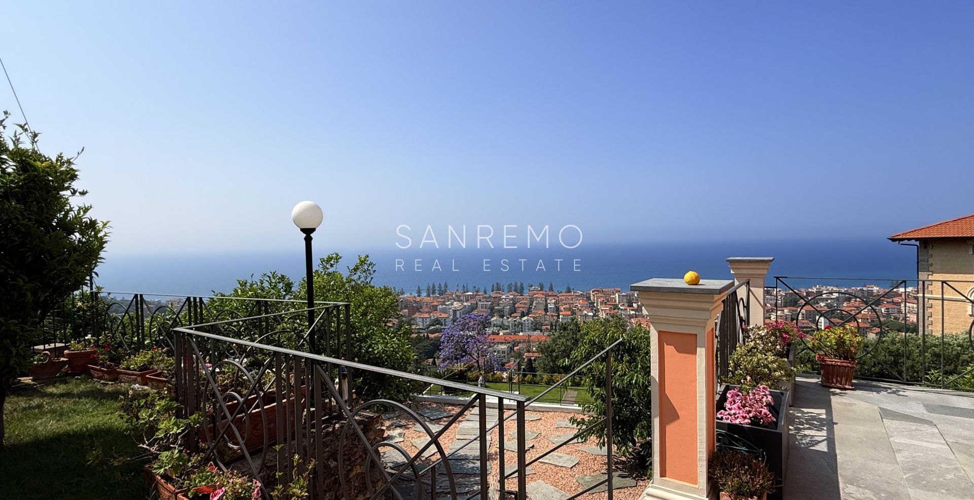 Prestigiosa villa con piscina e vista mare