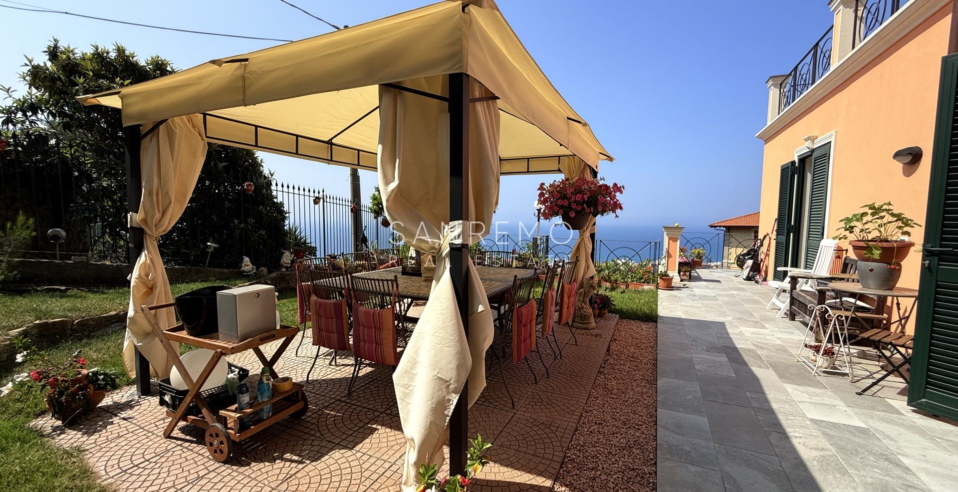 Prestigiosa villa con piscina e vista mare
