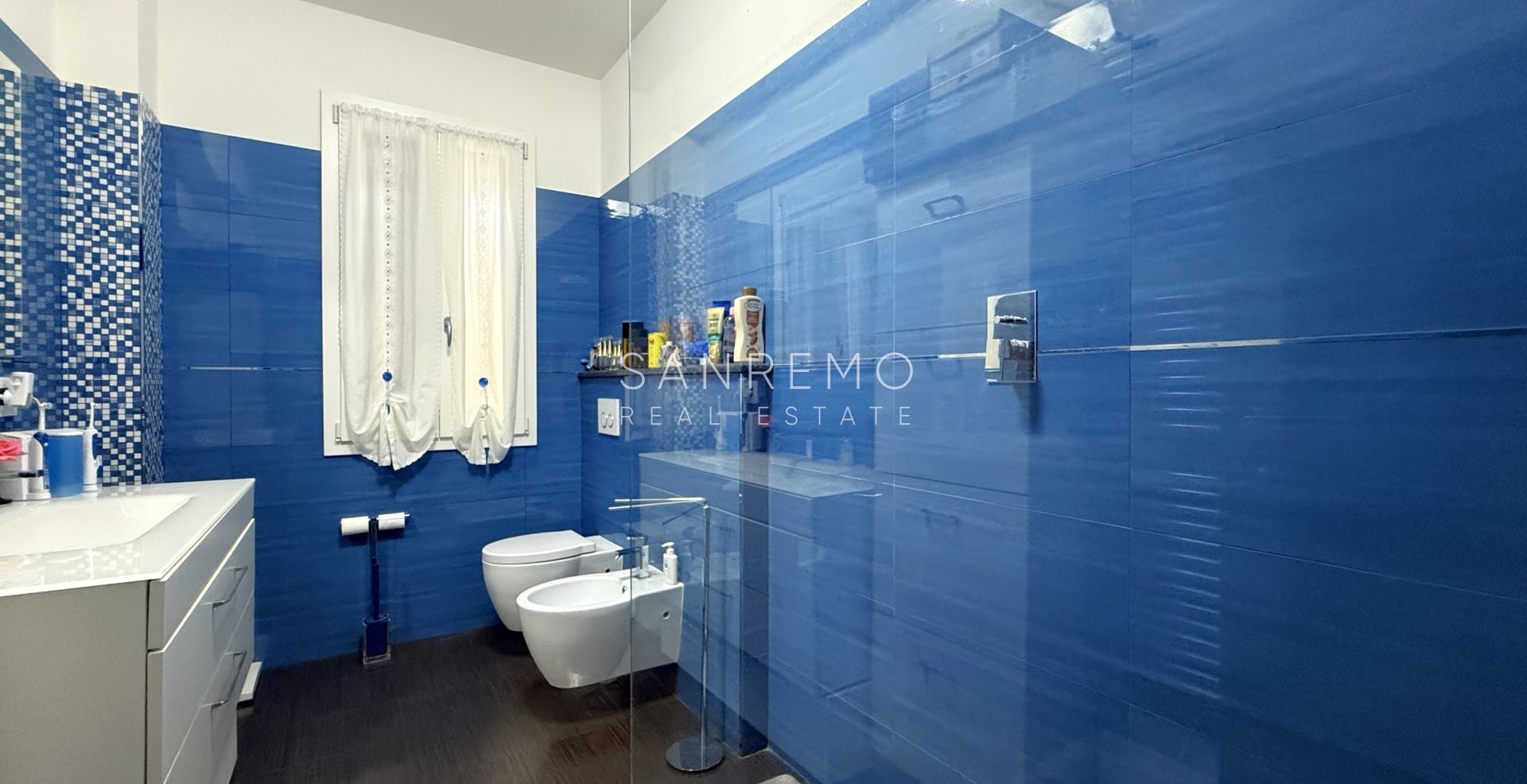Prestigiosa villa con piscina e vista mare