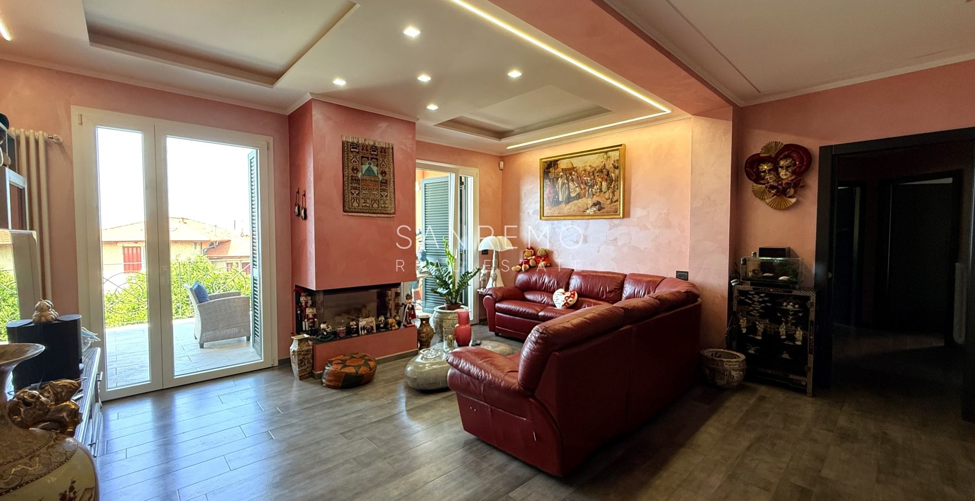 Prestigiosa villa con piscina e vista mare