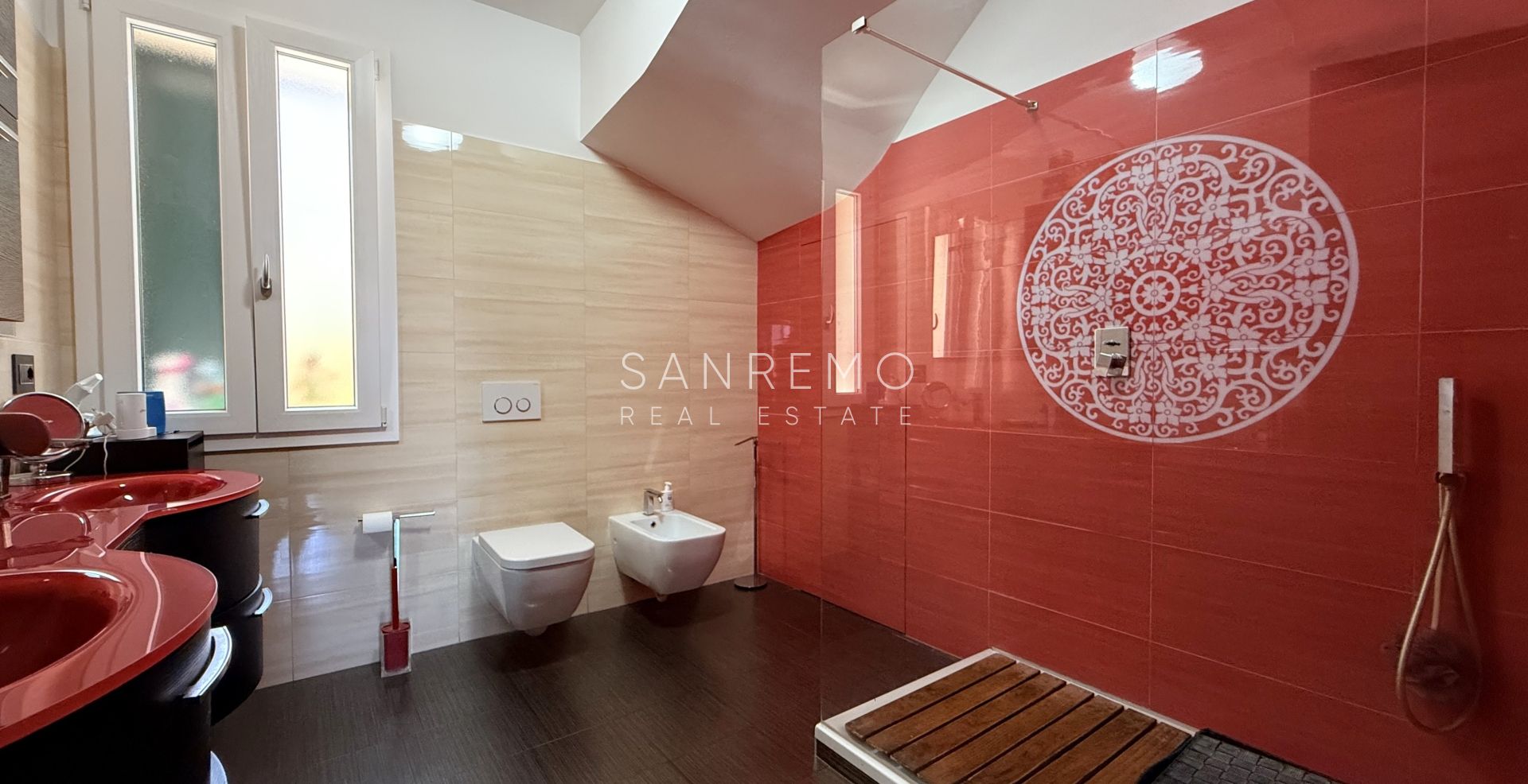 Prestigiosa villa con piscina e vista mare
