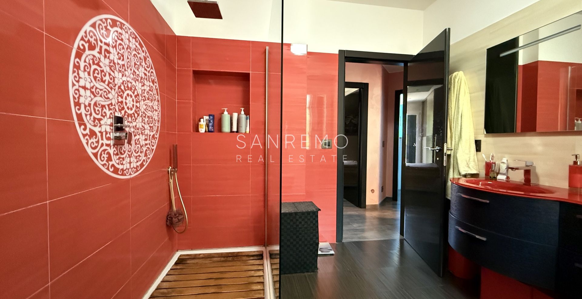 Prestigiosa villa con piscina e vista mare