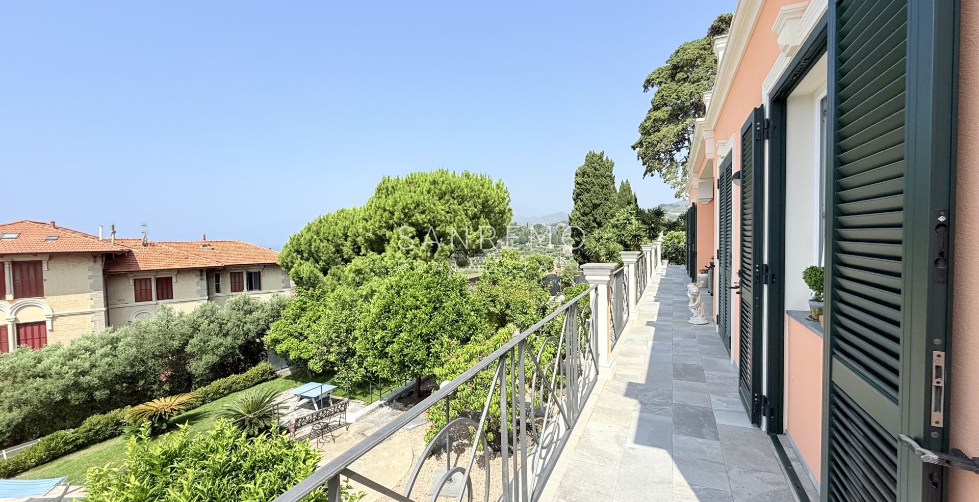 Prestigiosa villa con piscina e vista mare