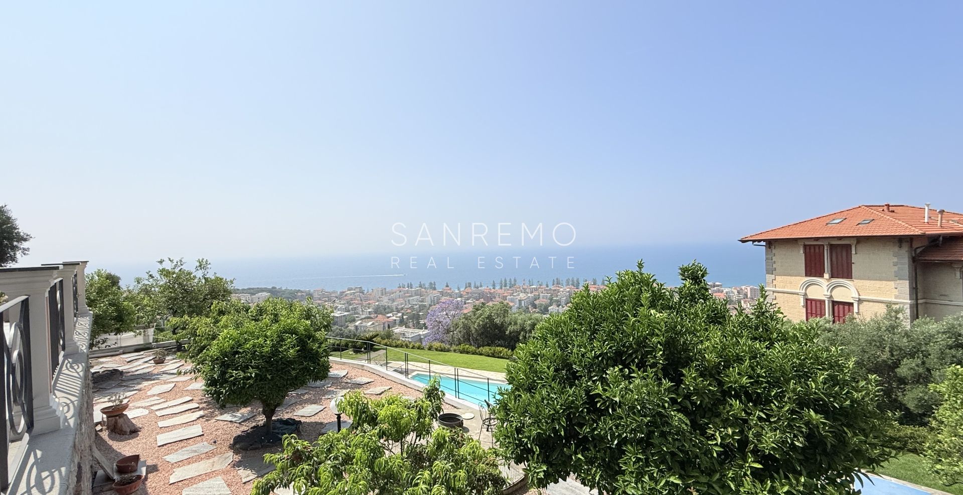 Prestigiosa villa con piscina e vista mare