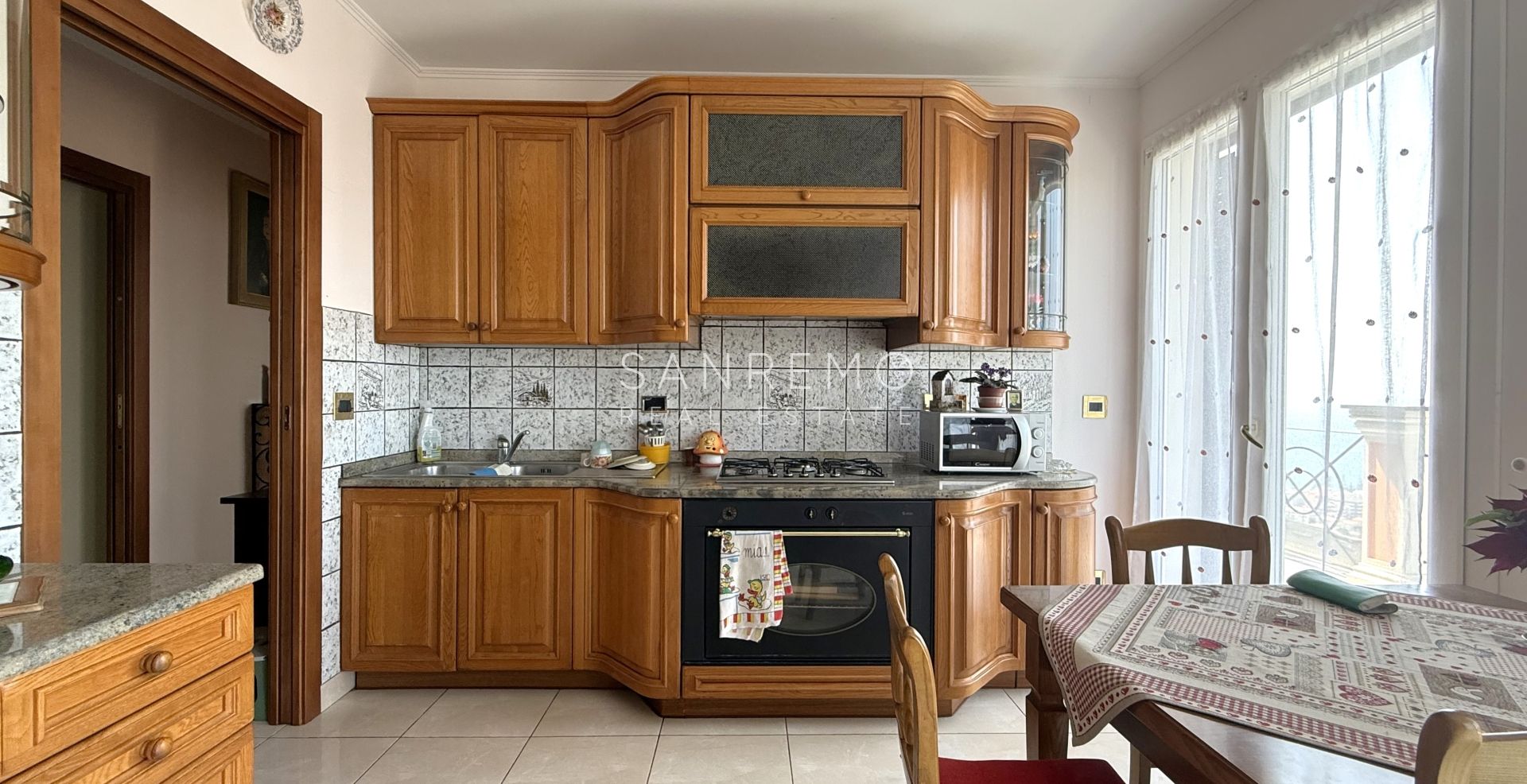 Prestigiosa villa con piscina e vista mare