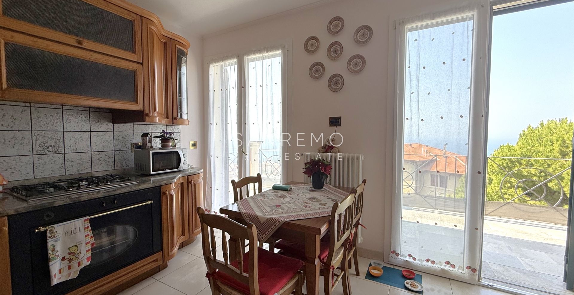 Prestigiosa villa con piscina e vista mare