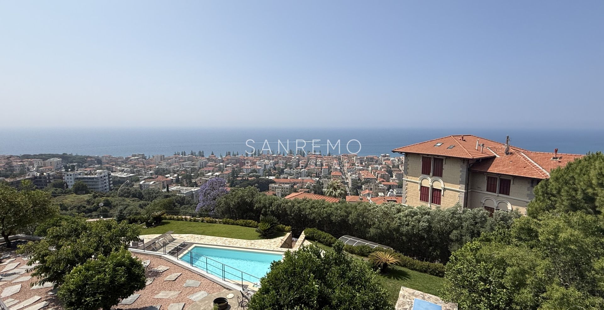 Prestigiosa villa con piscina e vista mare