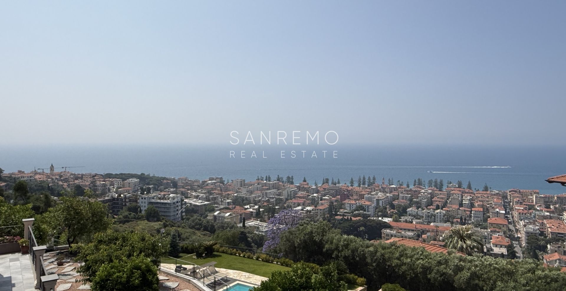 Prestigiosa villa con piscina e vista mare