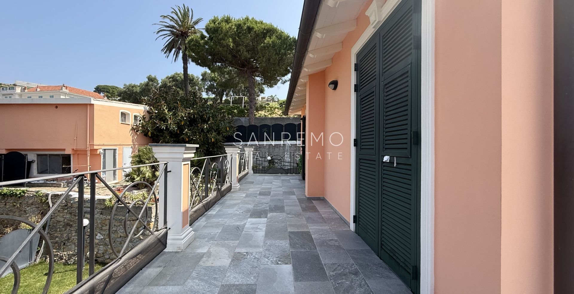 Prestigiosa villa con piscina e vista mare