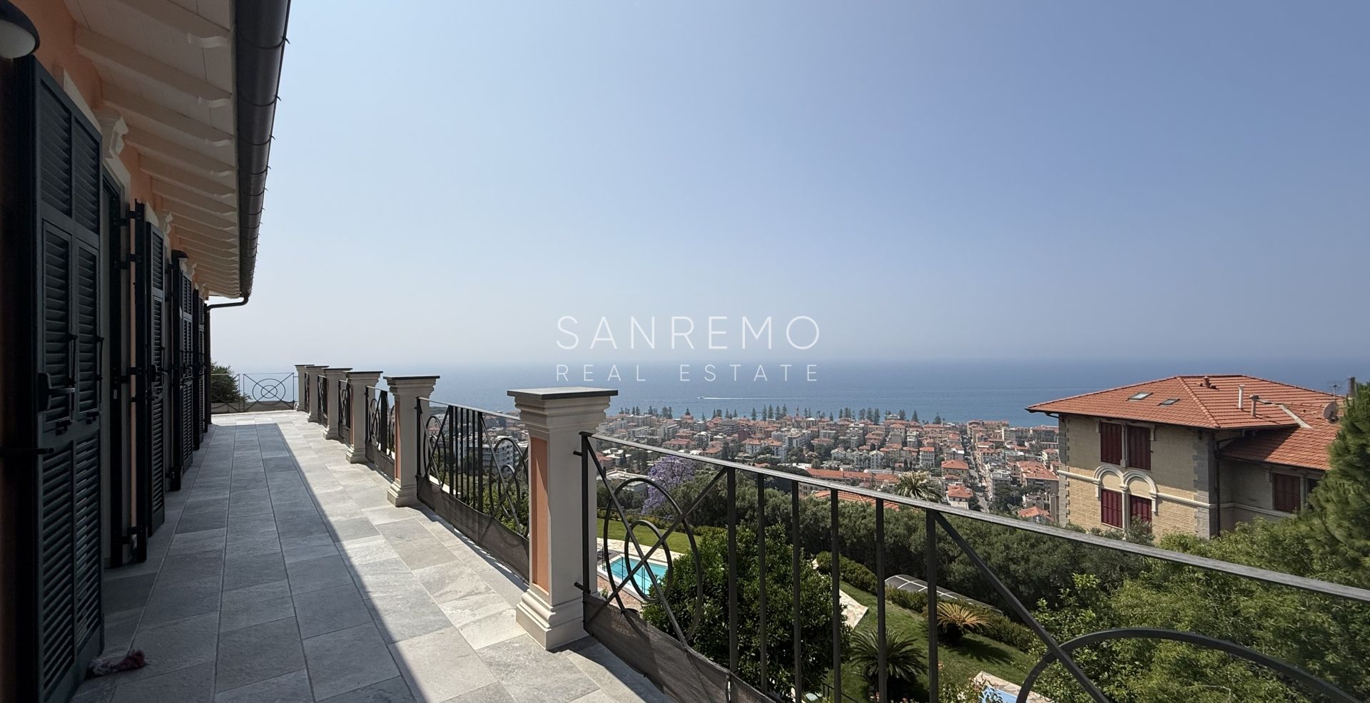 Prestigiosa villa con piscina e vista mare
