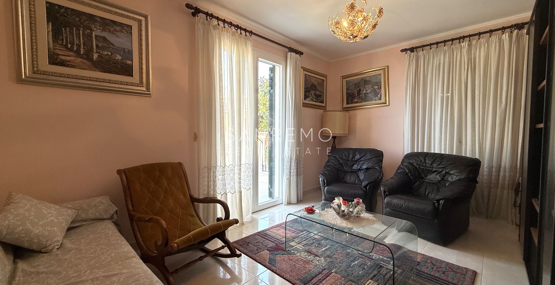 Prestigiosa villa con piscina e vista mare