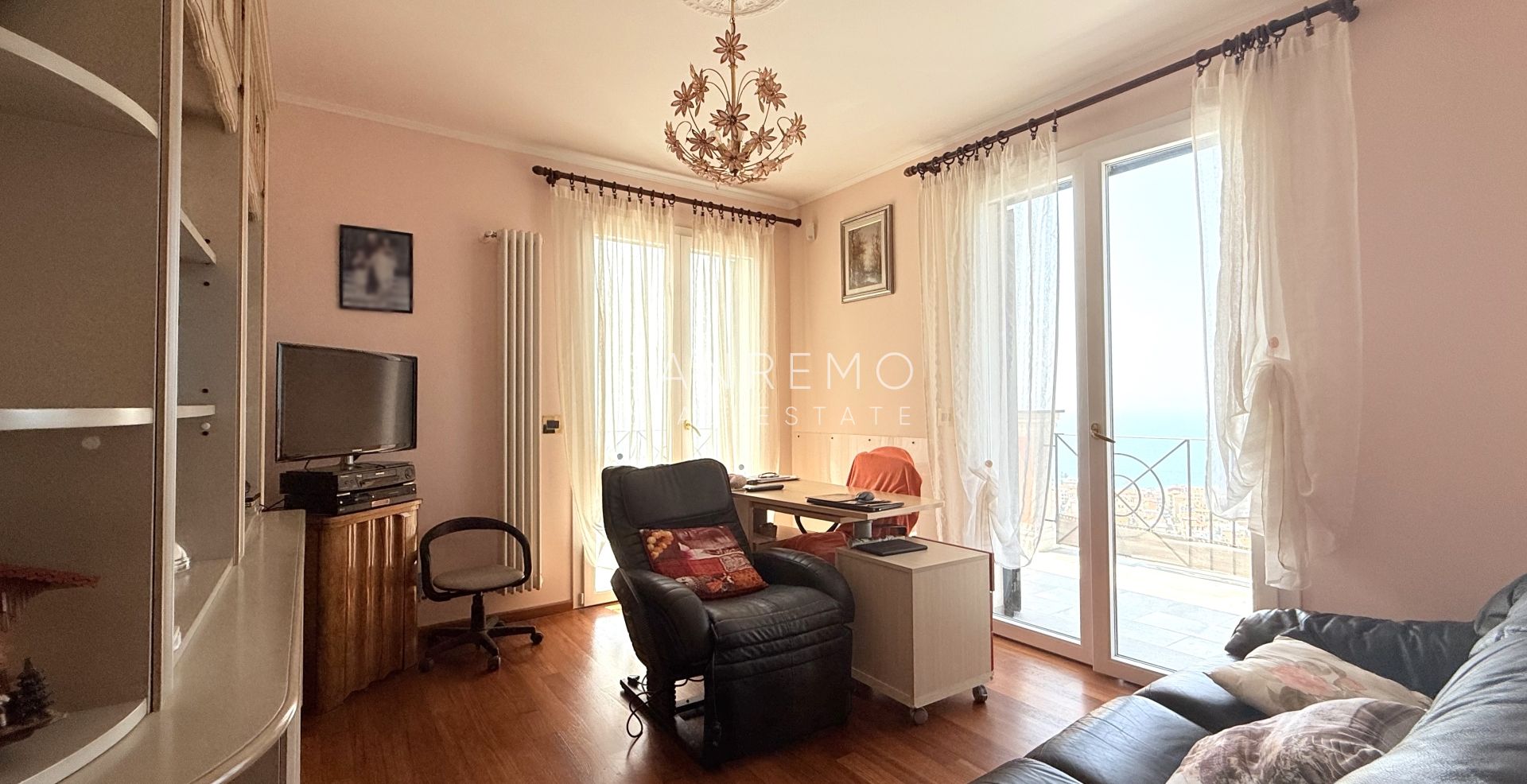 Prestigiosa villa con piscina e vista mare