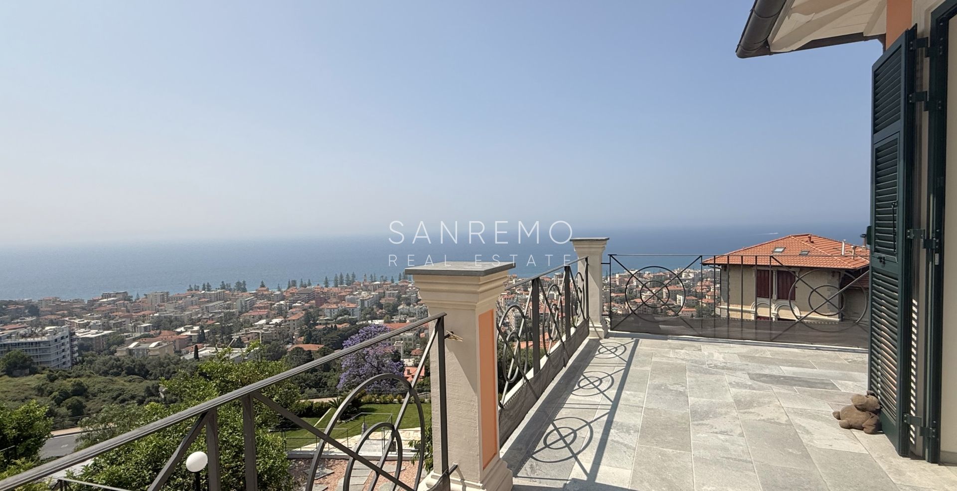 Prestigiosa villa con piscina e vista mare