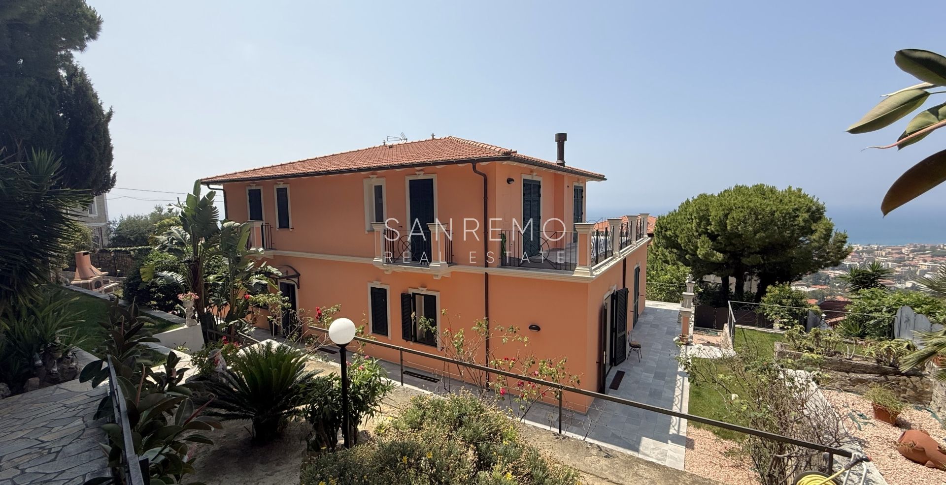Prestigiosa villa con piscina e vista mare