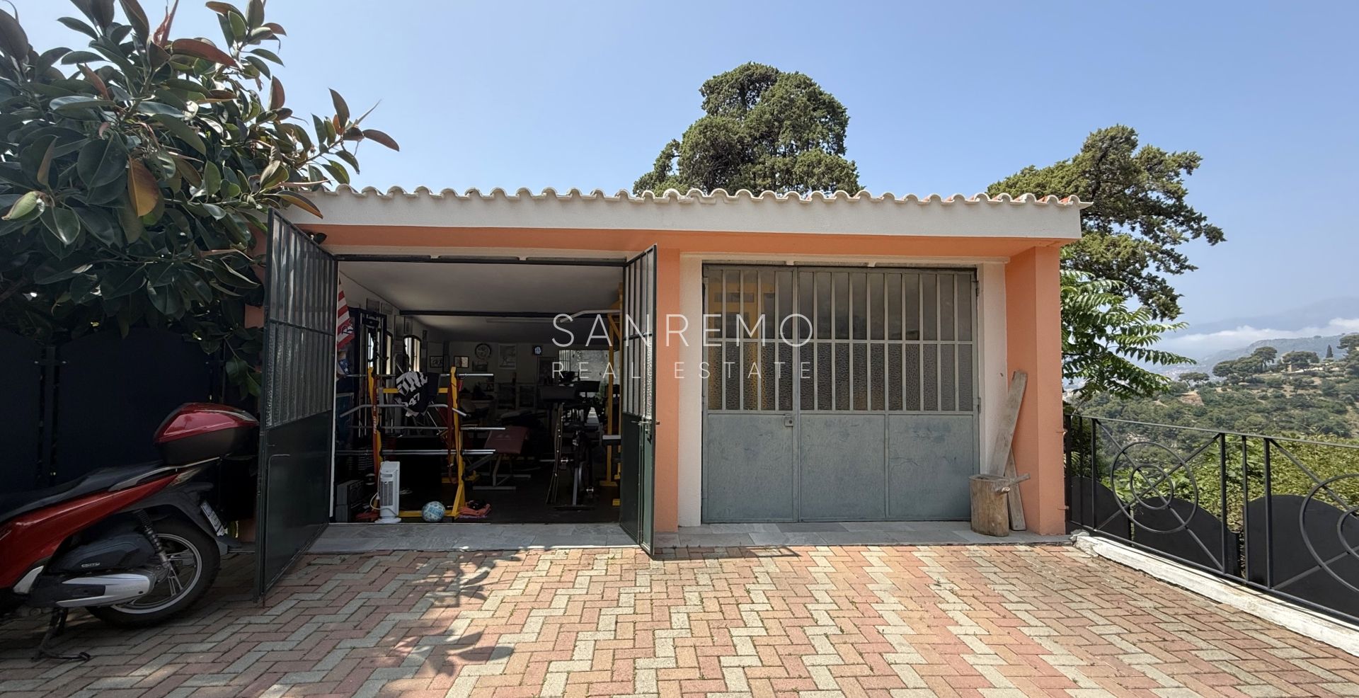 Prestigiosa villa con piscina e vista mare