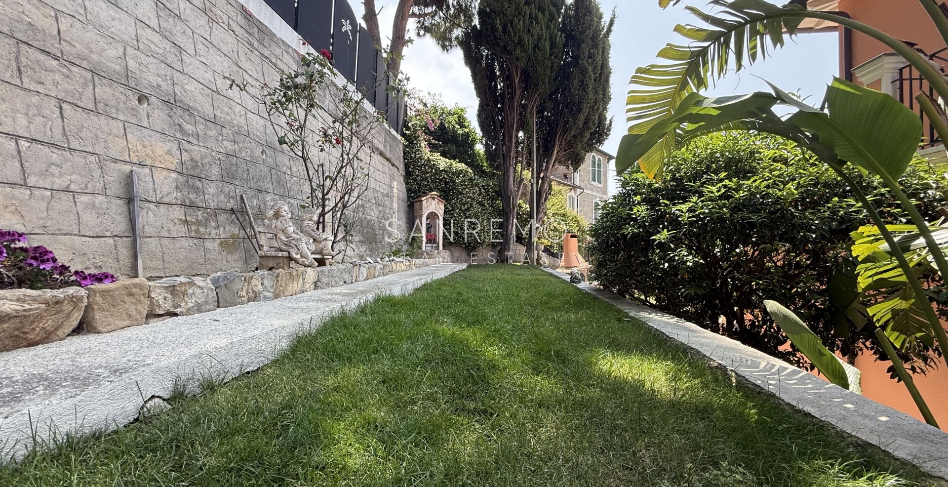 Prestigiosa villa con piscina e vista mare