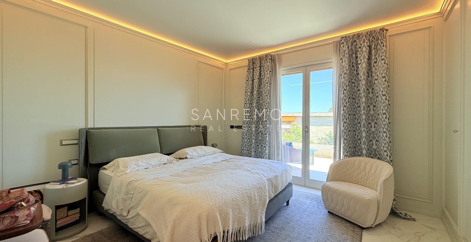 Attico esclusivo con vista mare, ampio terrazzo e finiture di lusso in palazzina signorile circondata dal verde