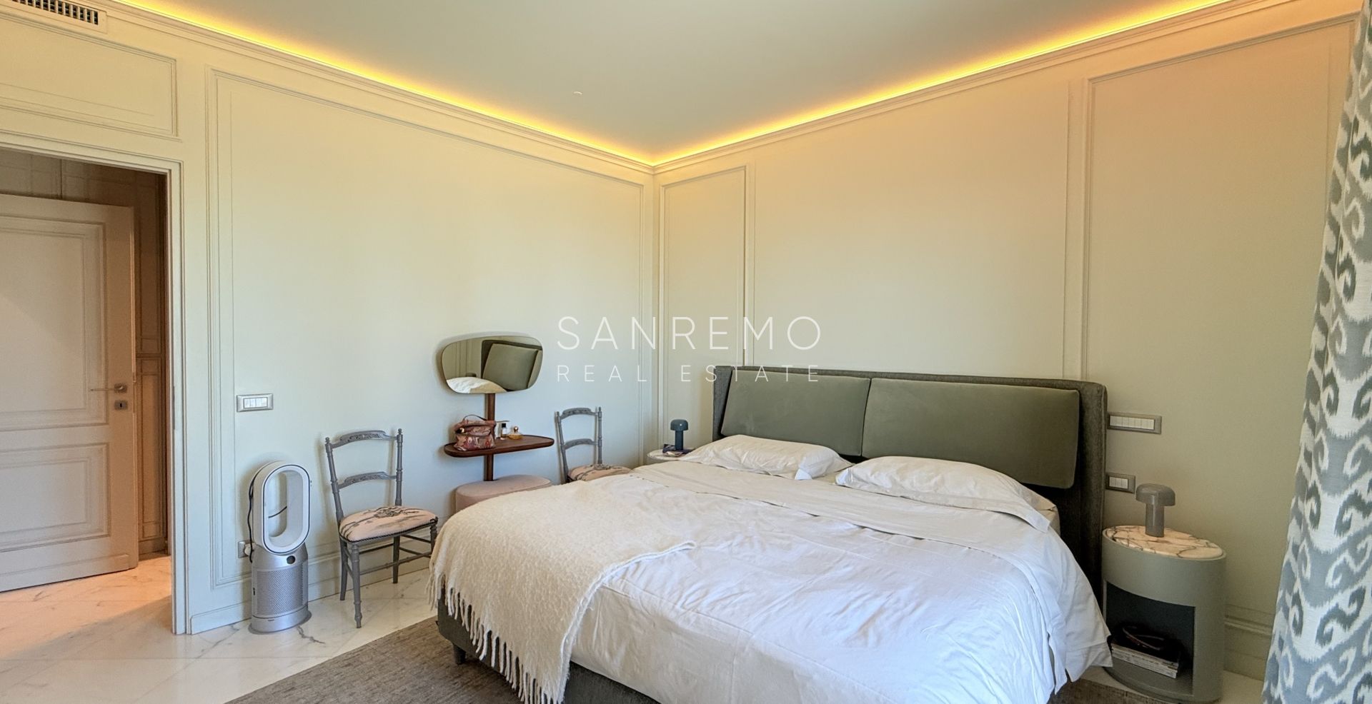 Attico esclusivo con vista mare, ampio terrazzo e finiture di lusso in palazzina signorile circondata dal verde