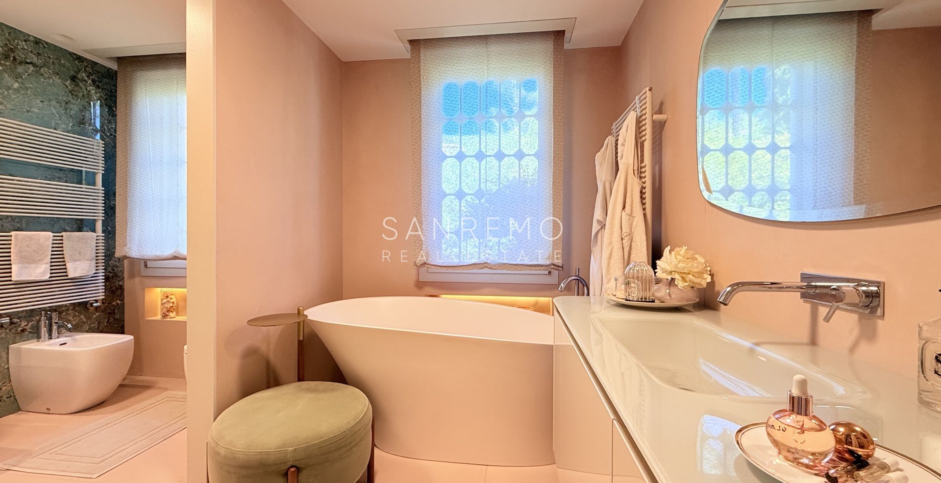Attico esclusivo con vista mare, ampio terrazzo e finiture di lusso in palazzina signorile circondata dal verde