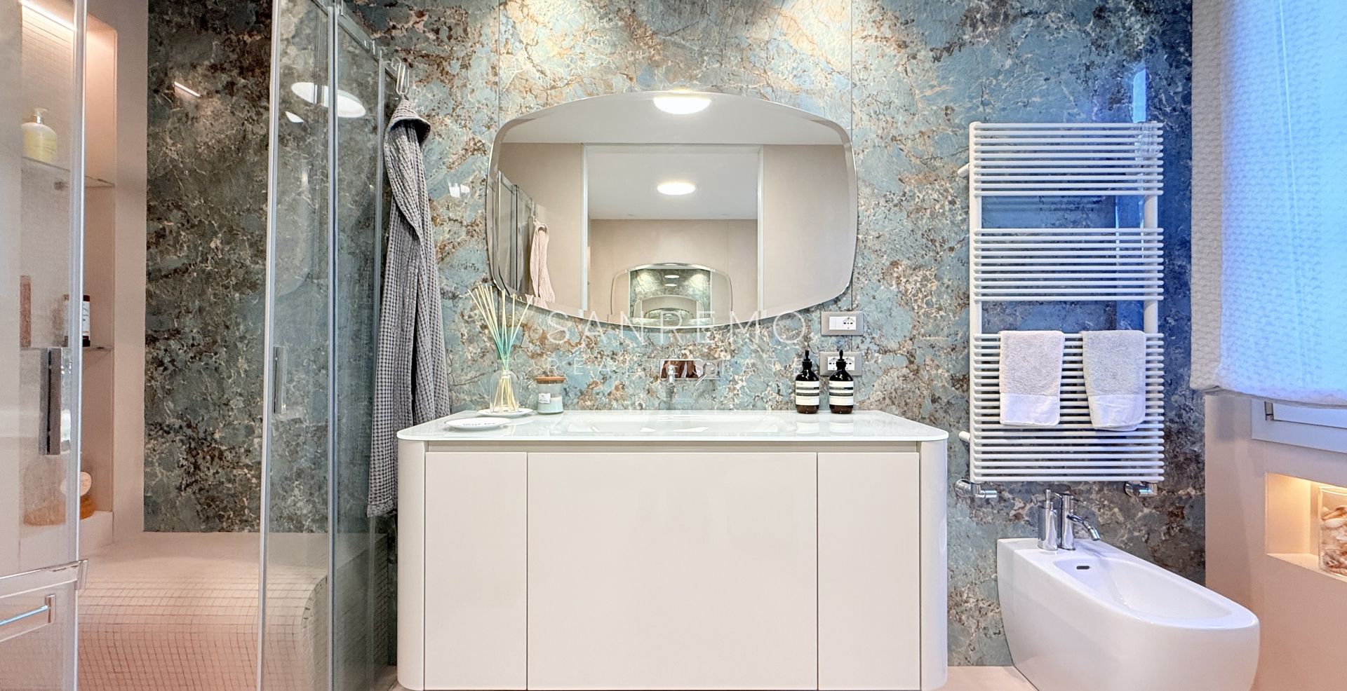Attico esclusivo con vista mare, ampio terrazzo e finiture di lusso in palazzina signorile circondata dal verde