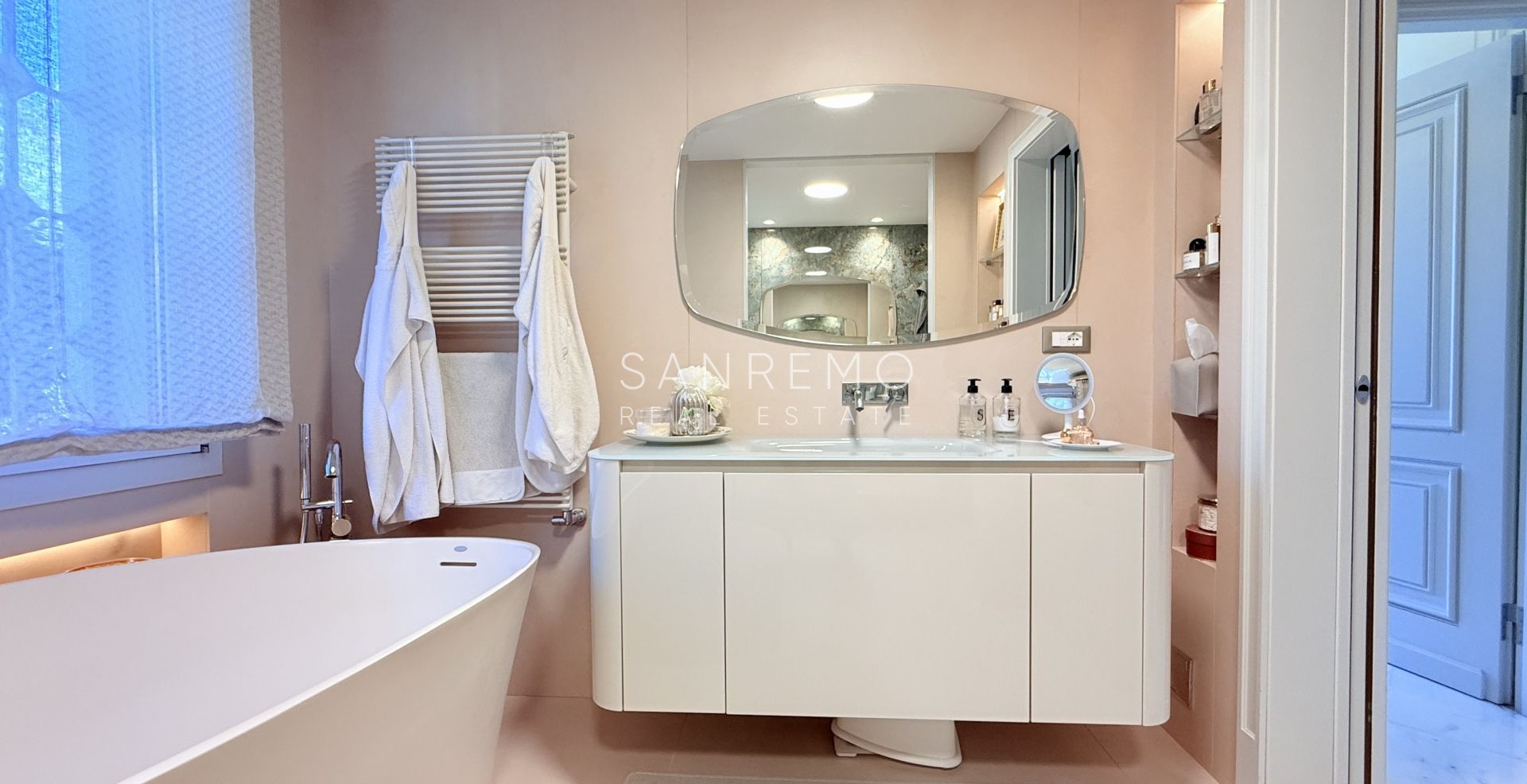 Attico esclusivo con vista mare, ampio terrazzo e finiture di lusso in palazzina signorile circondata dal verde