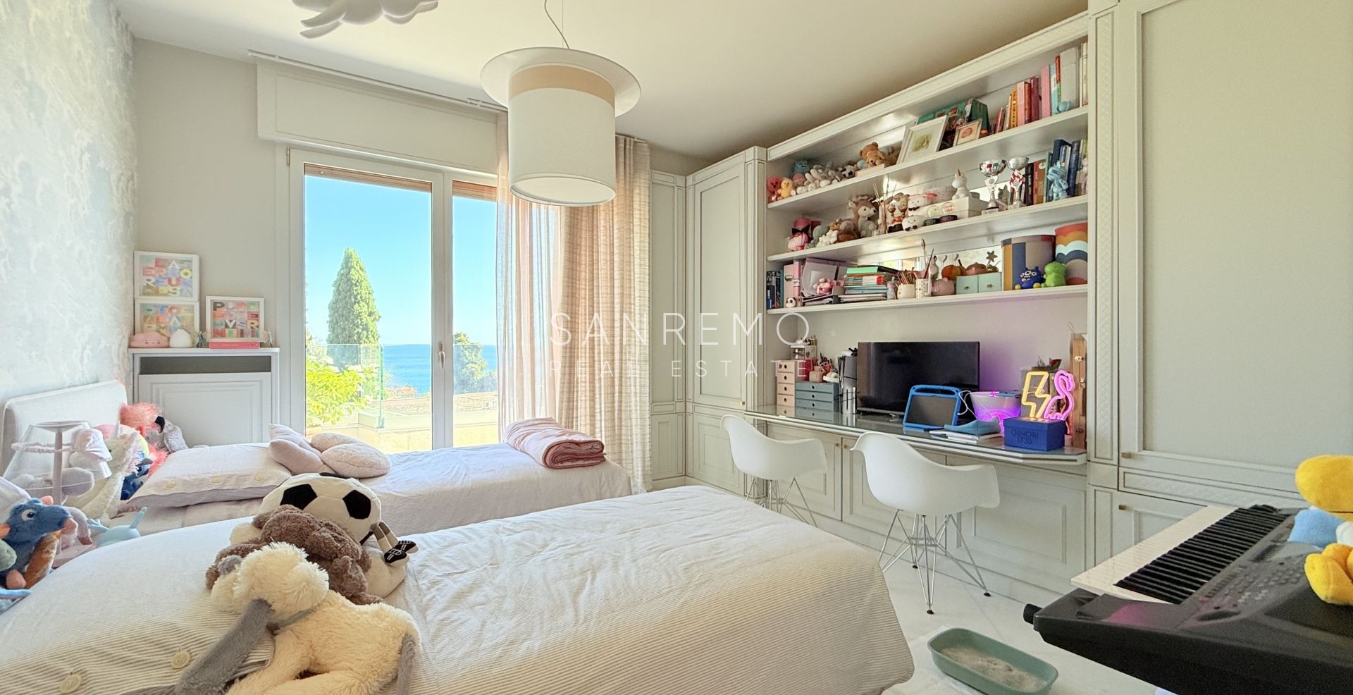 Attico esclusivo con vista mare, ampio terrazzo e finiture di lusso in palazzina signorile circondata dal verde