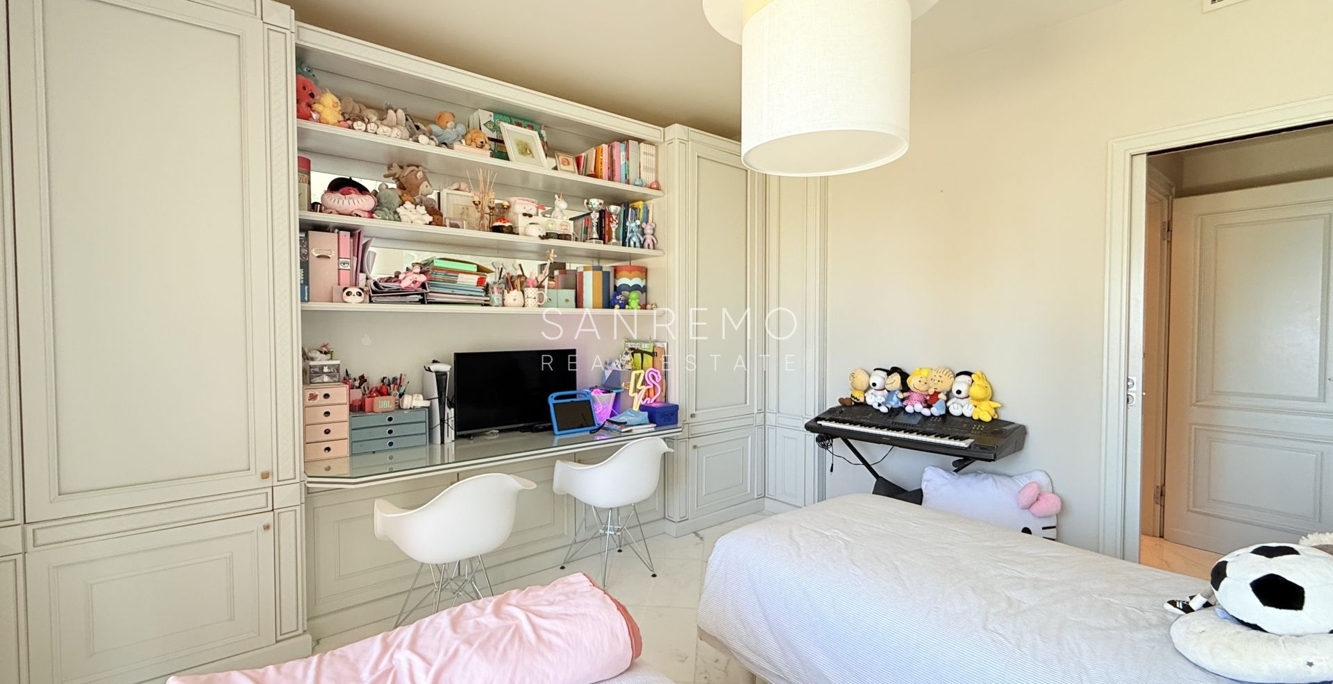 Attico esclusivo con vista mare, ampio terrazzo e finiture di lusso in palazzina signorile circondata dal verde