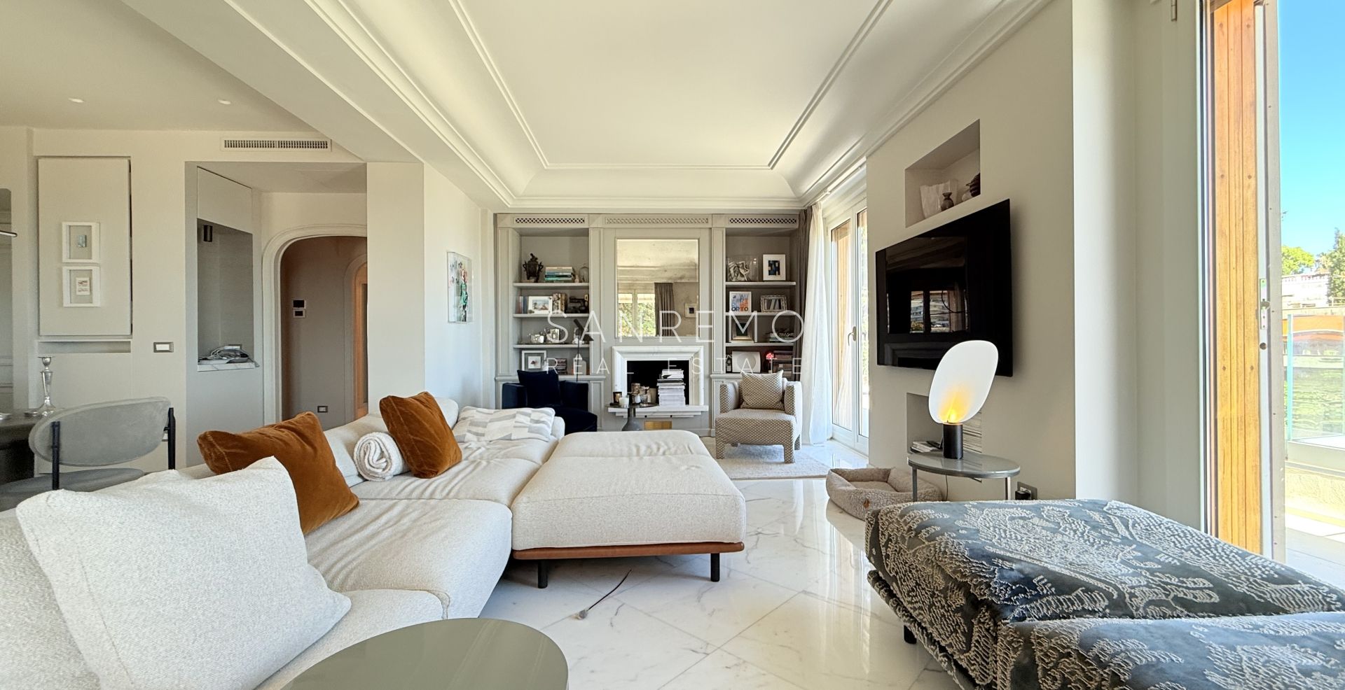 Attico esclusivo con vista mare, ampio terrazzo e finiture di lusso in palazzina signorile circondata dal verde