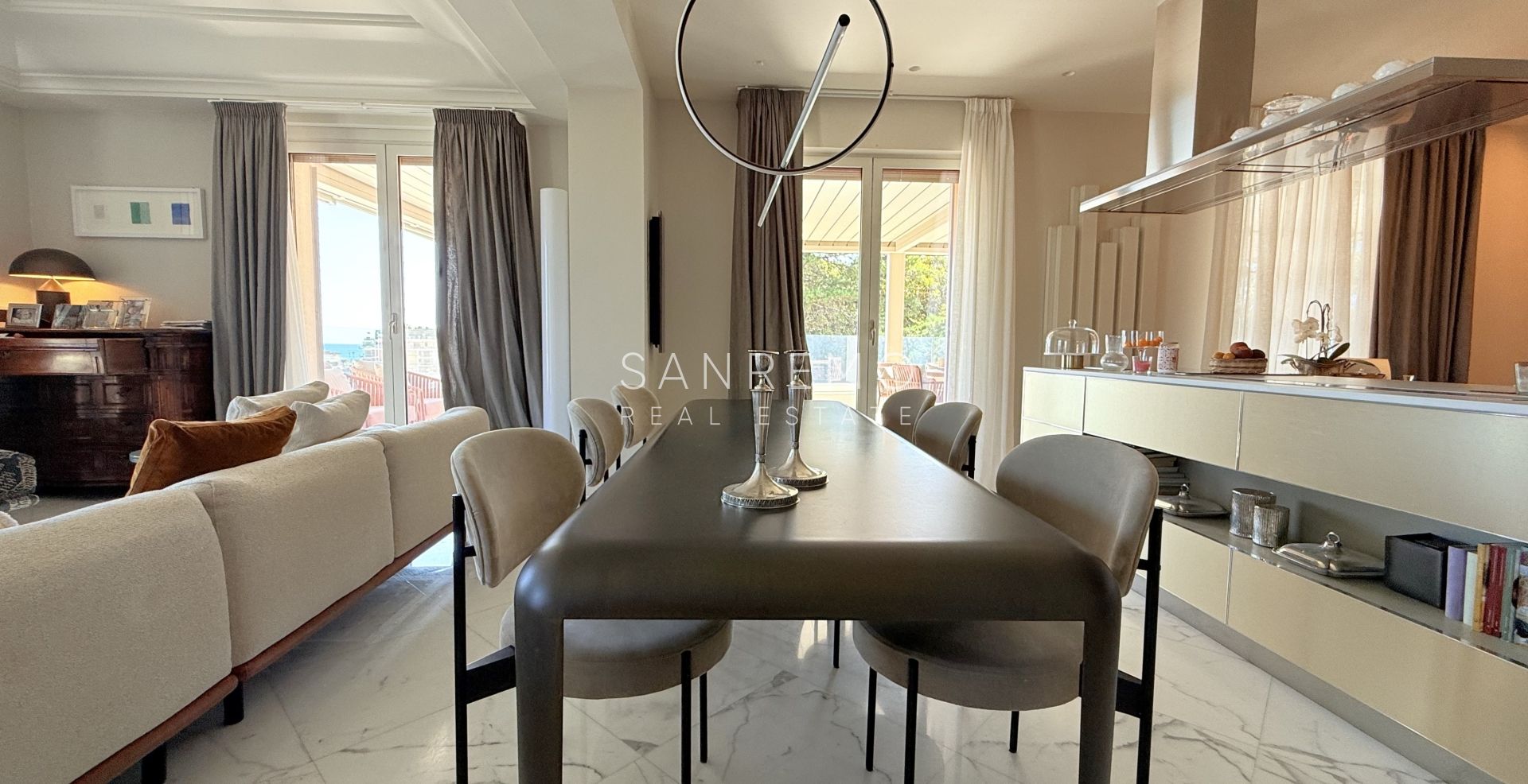 Attico esclusivo con vista mare, ampio terrazzo e finiture di lusso in palazzina signorile circondata dal verde