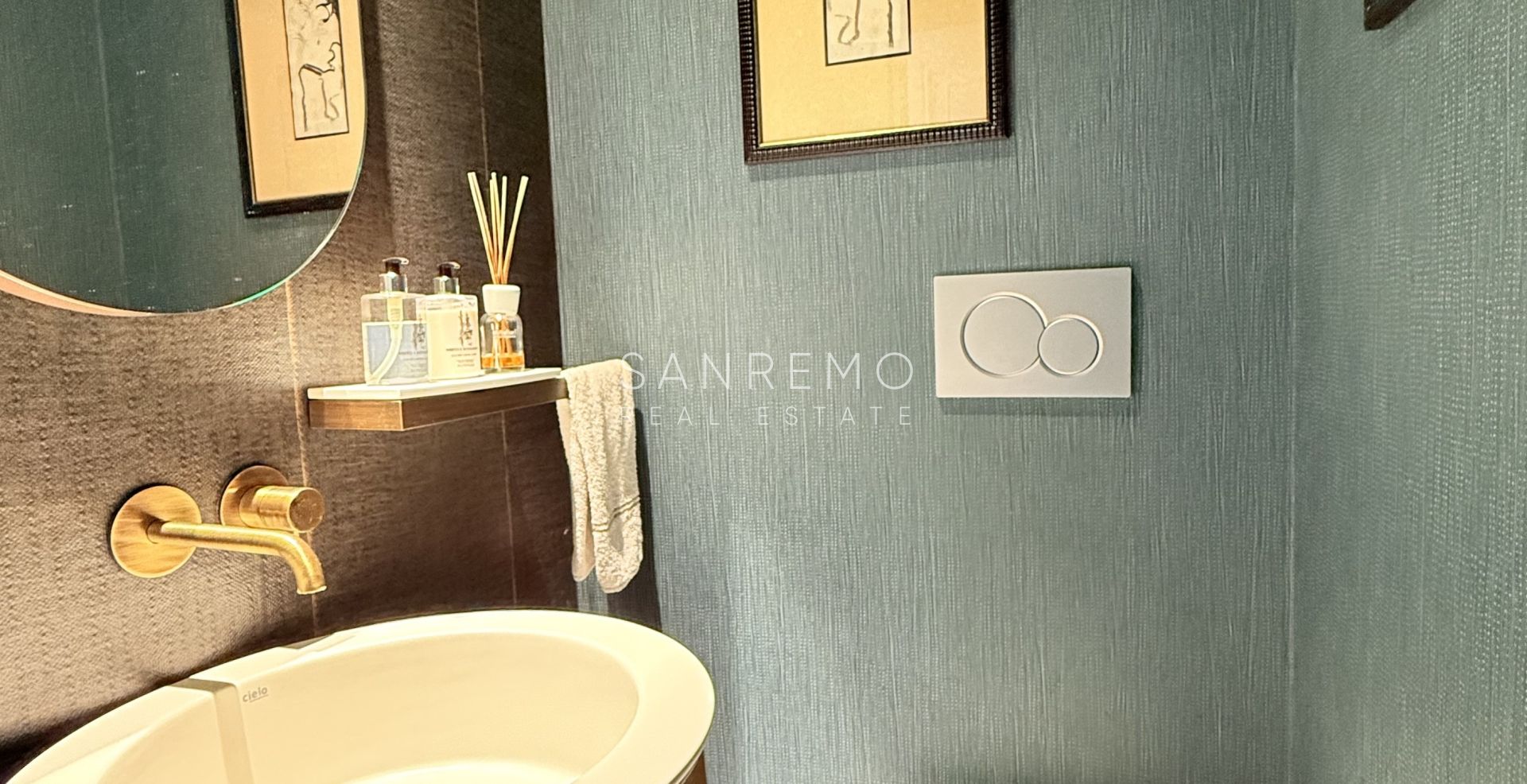 Attico esclusivo con vista mare, ampio terrazzo e finiture di lusso in palazzina signorile circondata dal verde
