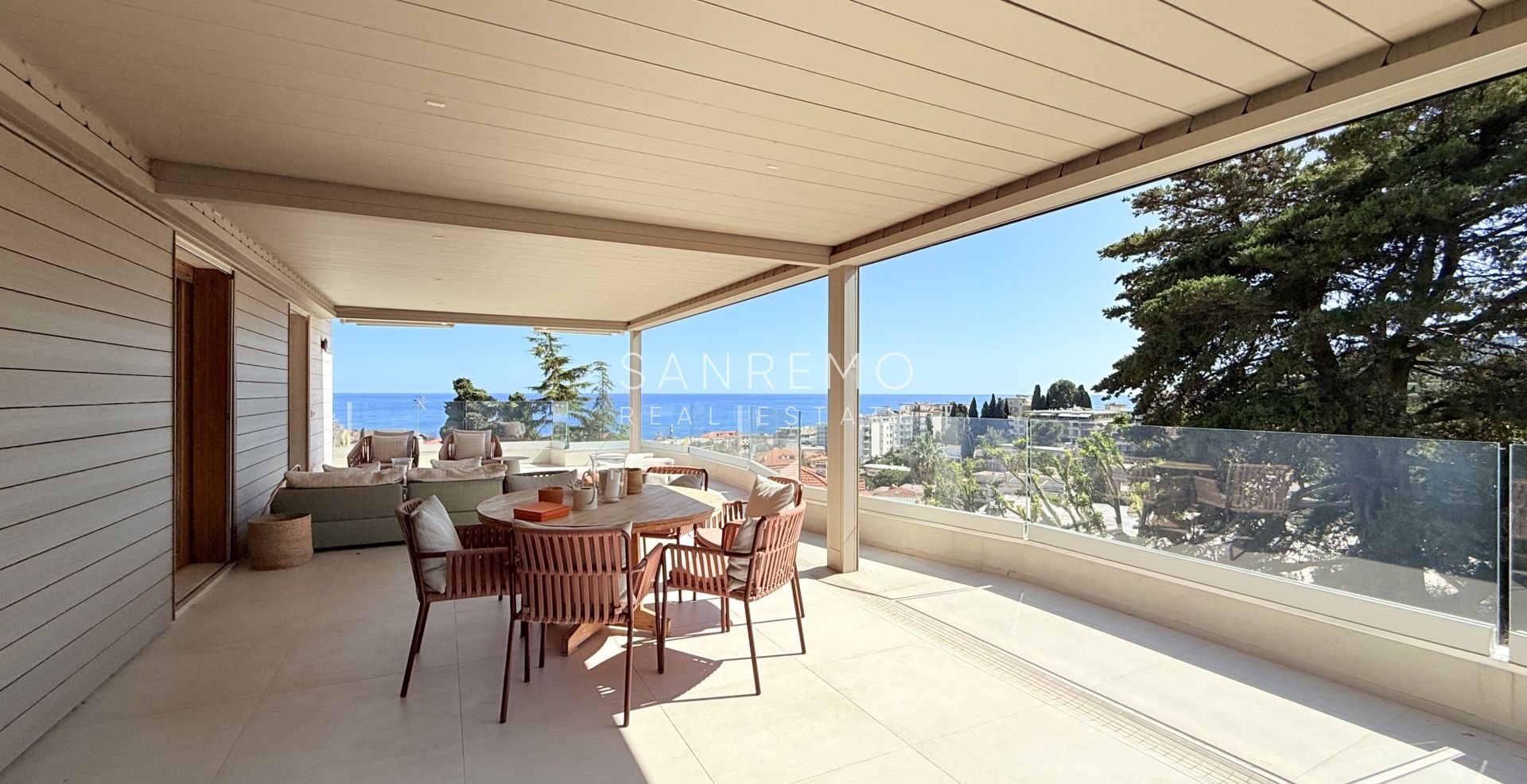 Attico esclusivo con vista mare, ampio terrazzo e finiture di lusso in palazzina signorile circondata dal verde