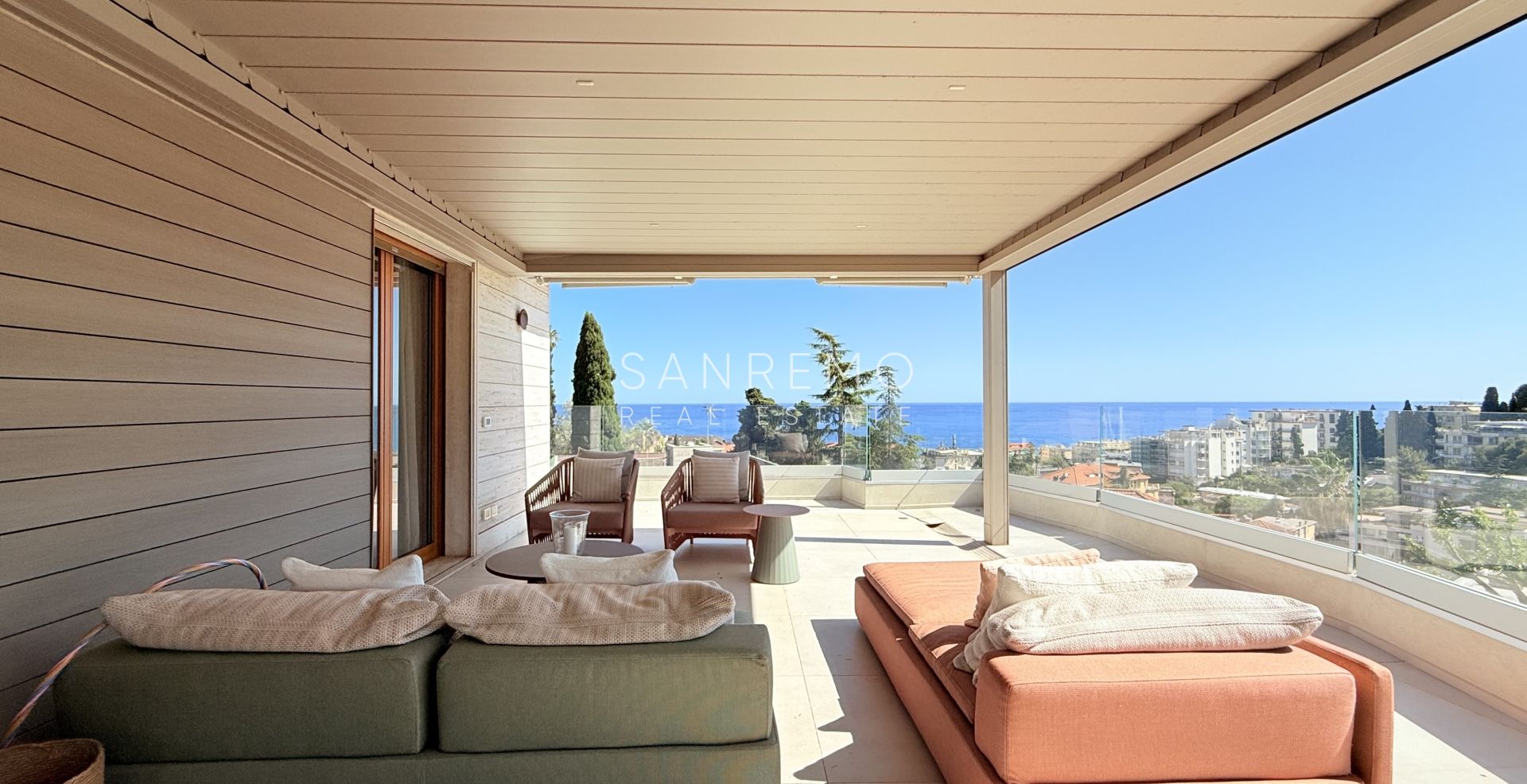 Attico esclusivo con vista mare, ampio terrazzo e finiture di lusso in palazzina signorile circondata dal verde