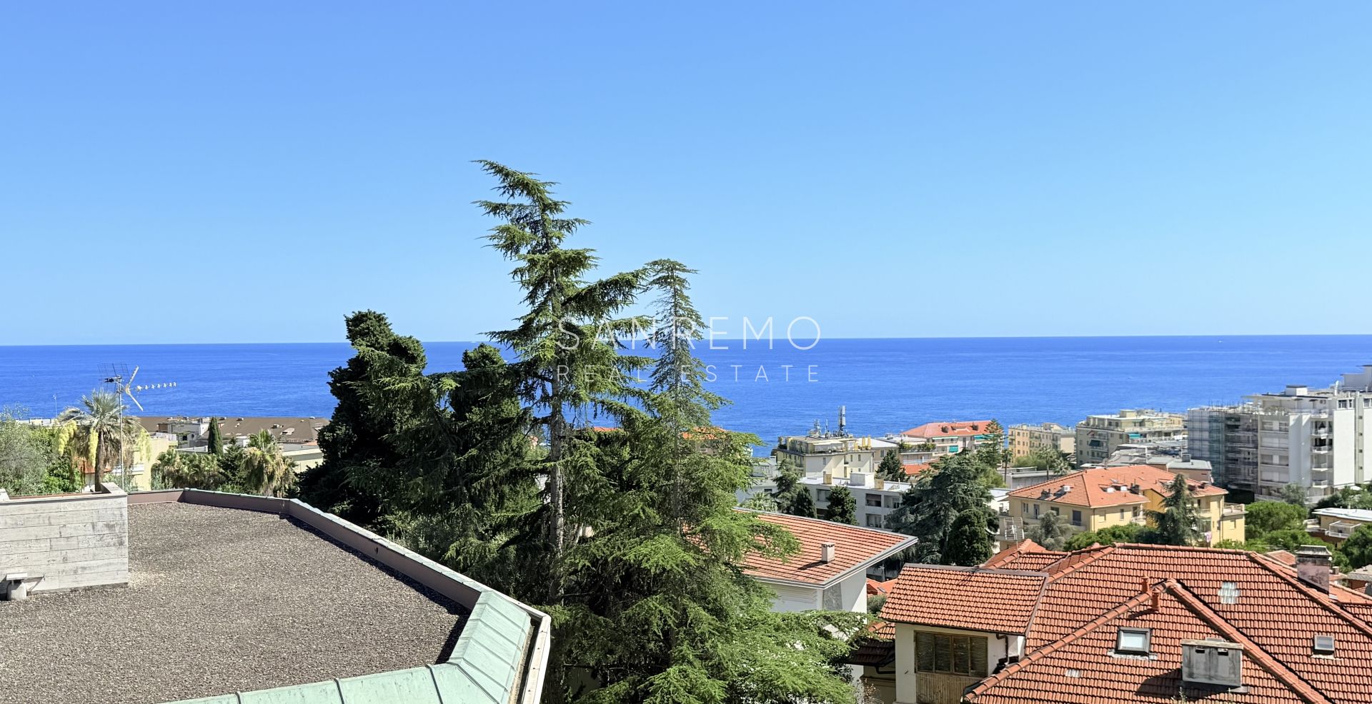 Attico esclusivo con vista mare, ampio terrazzo e finiture di lusso in palazzina signorile circondata dal verde