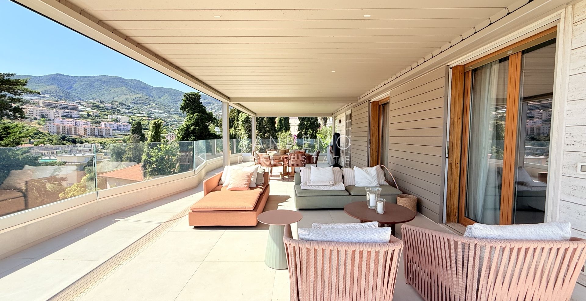 Attico esclusivo con vista mare, ampio terrazzo e finiture di lusso in palazzina signorile circondata dal verde